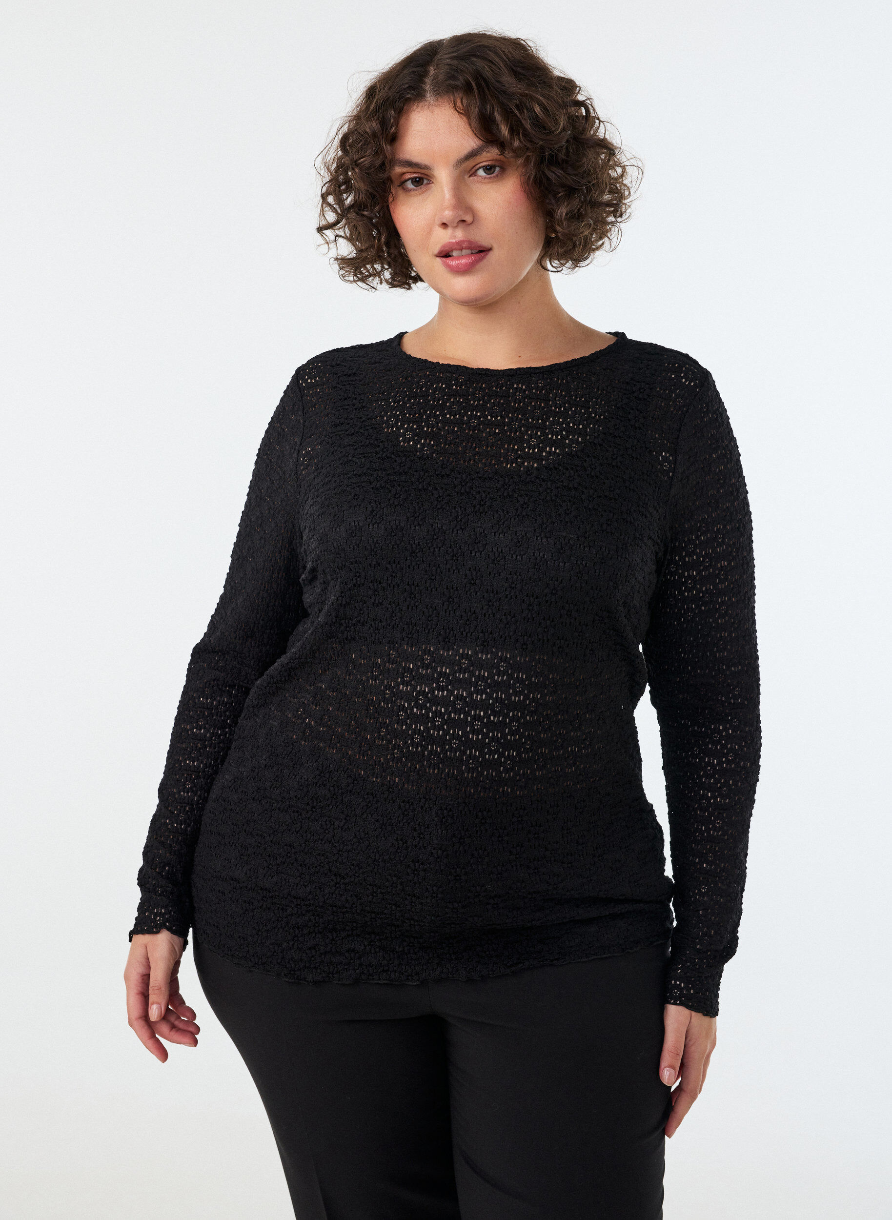 Pusero reik&auml;kuviolla ja pitkill&auml; hihoilla, Musta, Model