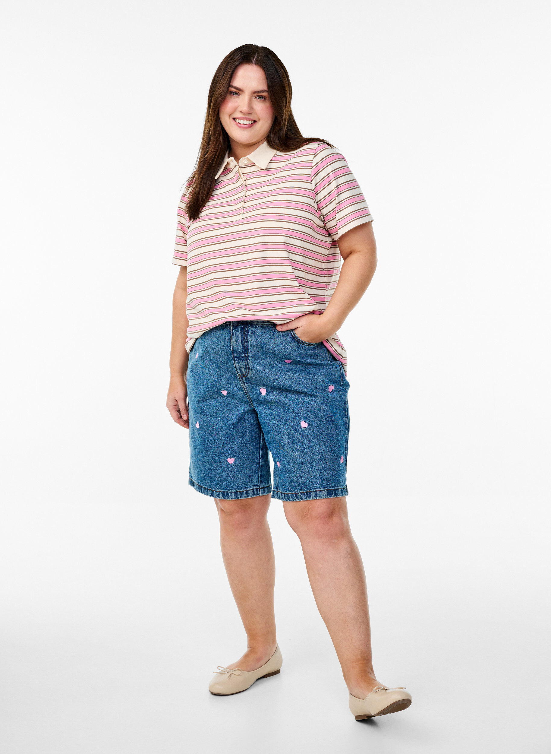 ZizziKorkeavy&ouml;t&auml;r&ouml;iset farkkushortsit, joissa on kirjailtuja syd&auml;mi&auml;, Sininen, Model image number 1