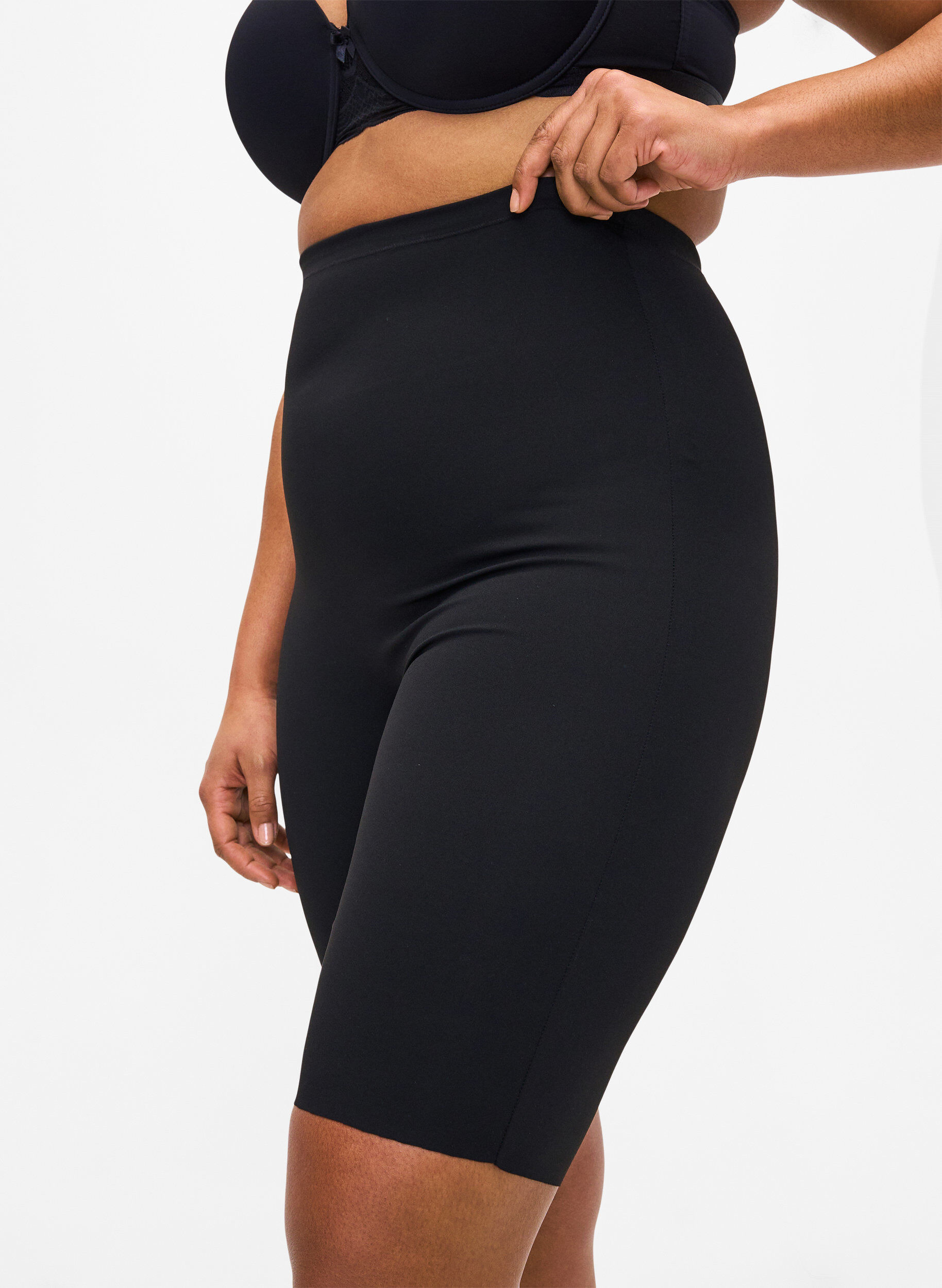ZizziPitk&auml;lahkeiset kevyet shapewear-shortsit, Musta, Model image number 2