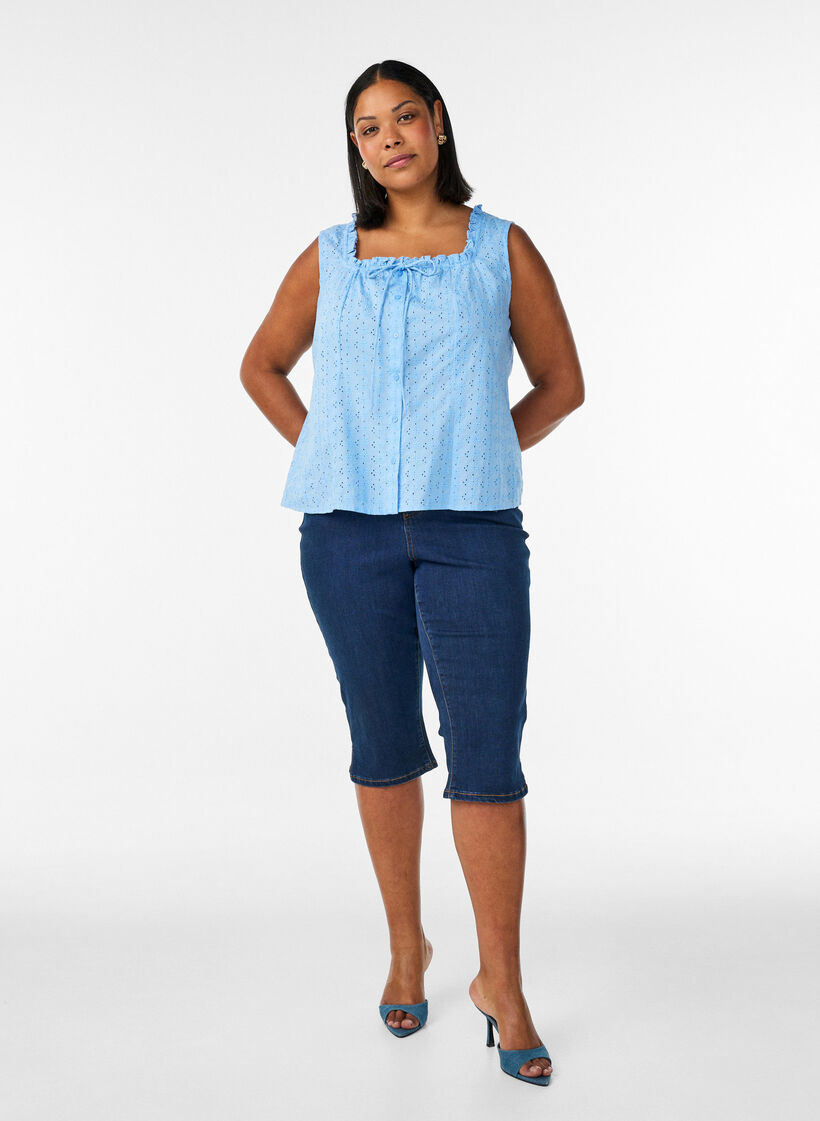 Hihaton pusero, jossa on brodeerattua anglaisea ja r&ouml;yhel&ouml;it&auml;, Sininen, Model image number 1