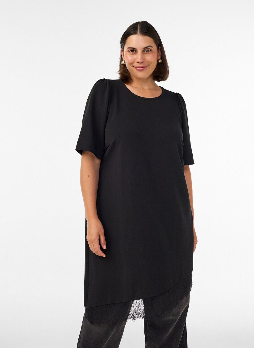 Tunika ep&auml;symmetrisell&auml; pitsireunuksella, Musta, Model image number 0