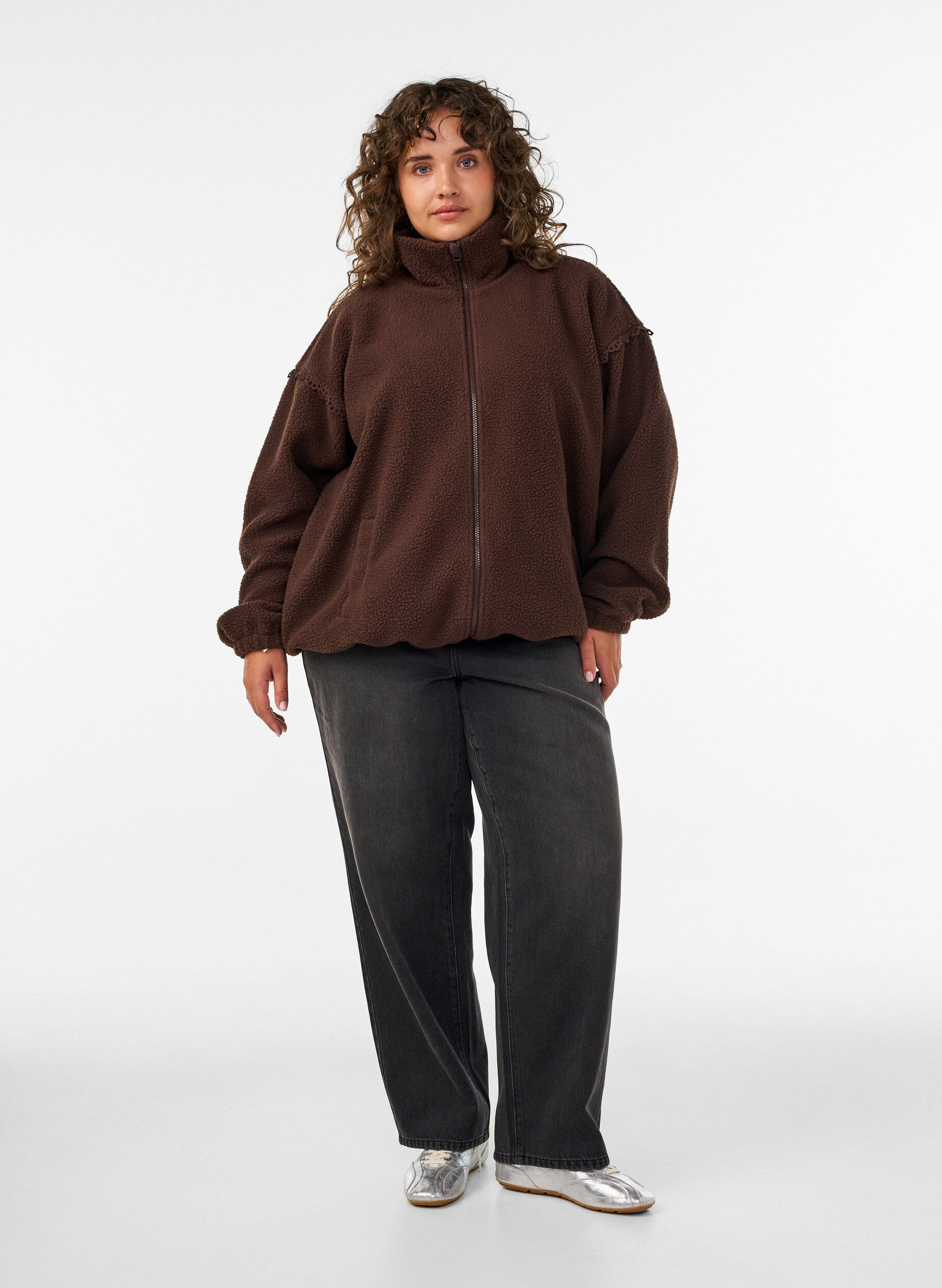 ZizziTeddytakki reik&auml;kirjailureunuksella ja korkealla kauluksella, Ruskea, Model image number 1
