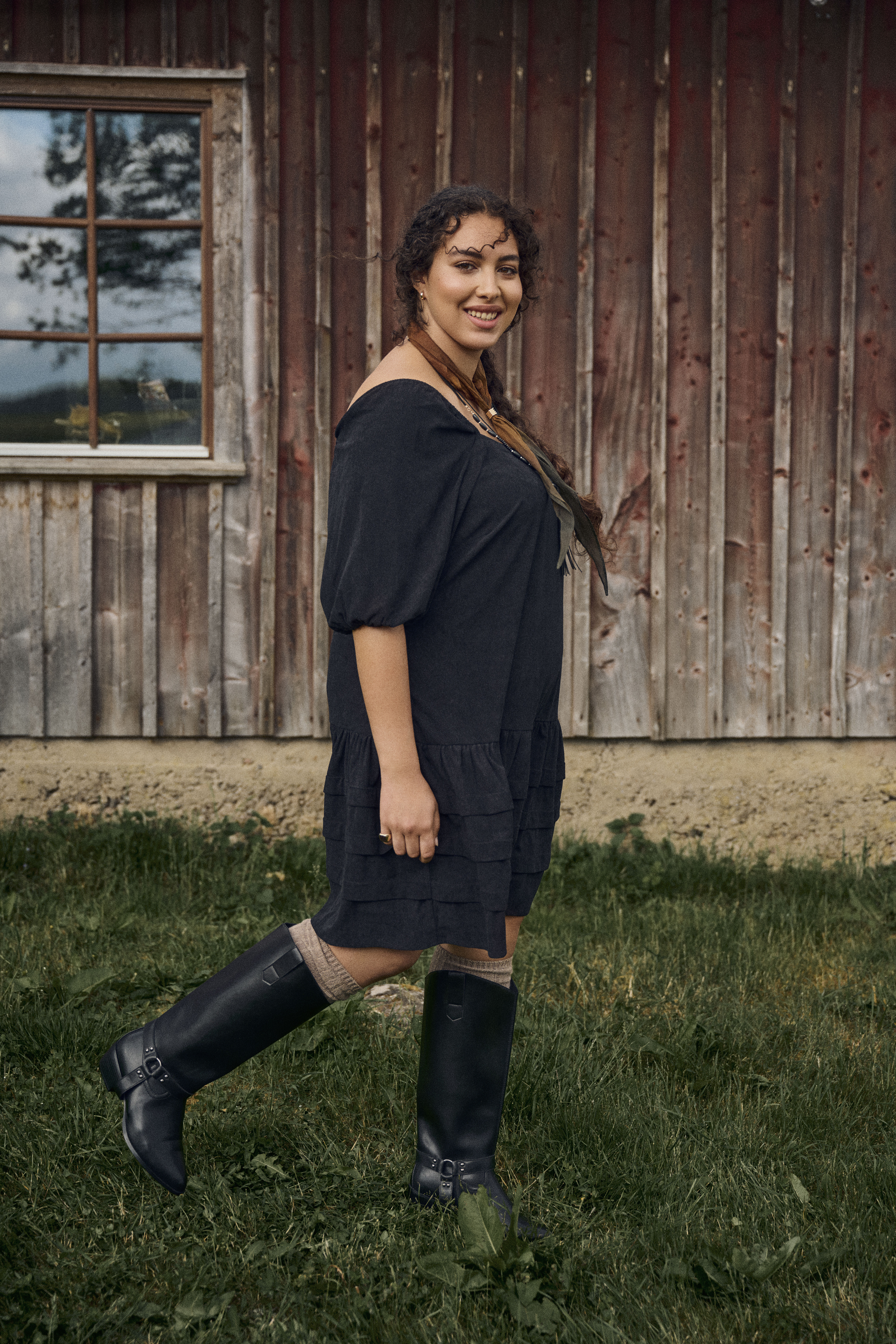 Zizzi Samettimekko, jossa on neli&ouml;nmuotoinen p&auml;&auml;ntie, , Model