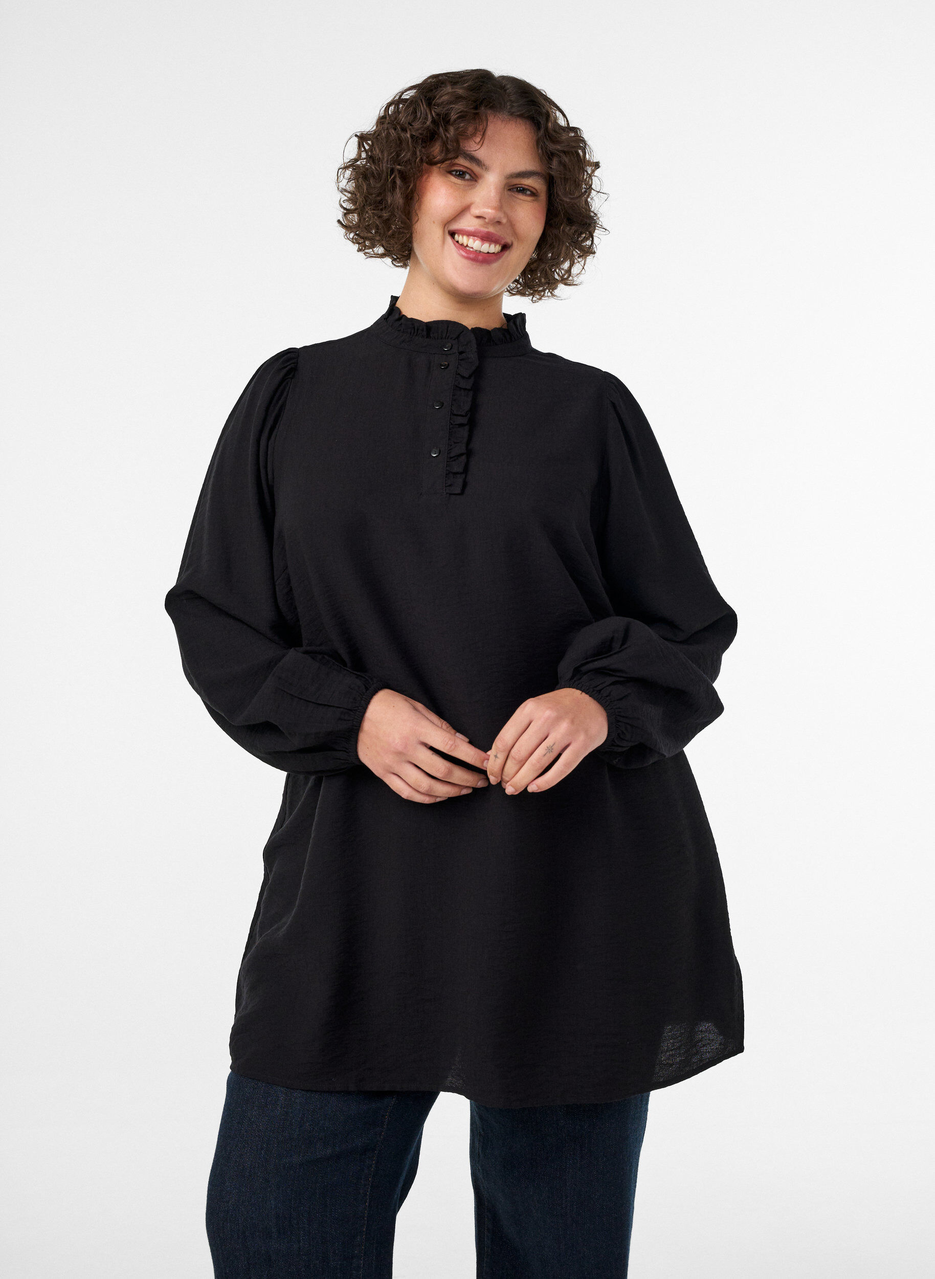 ZizziViskoositunika r&ouml;yhel&ouml;ill&auml; ja napeilla, Musta, Model image number 0