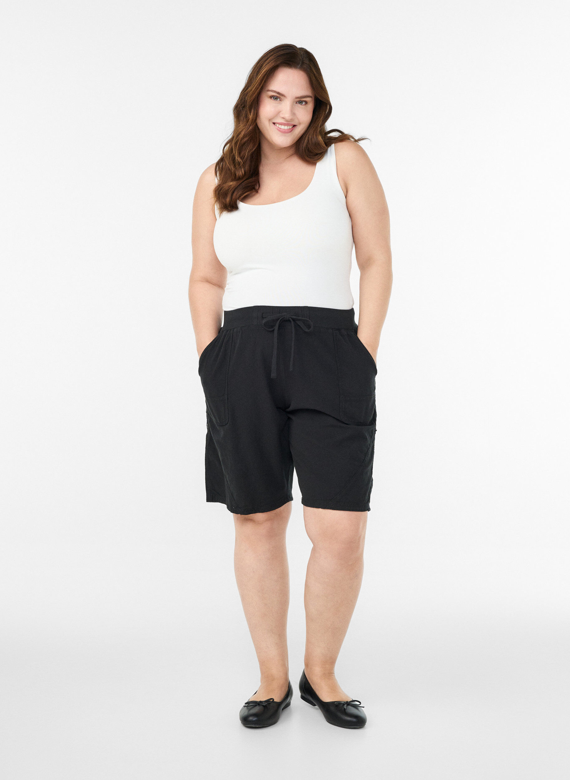 ZizziV&auml;lj&auml;t puuvillashortsit taskuilla, Musta, Model image number 1