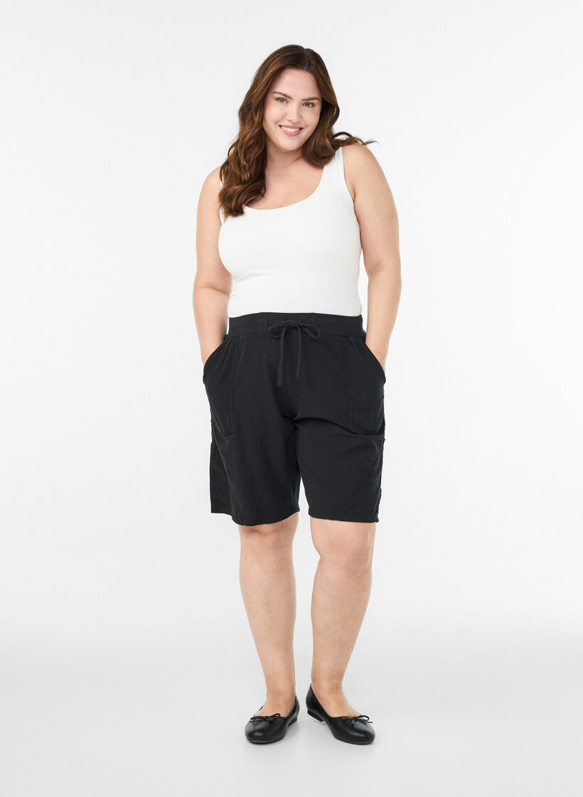 V&auml;lj&auml;t puuvillashortsit taskuilla, Musta, Model image number 1