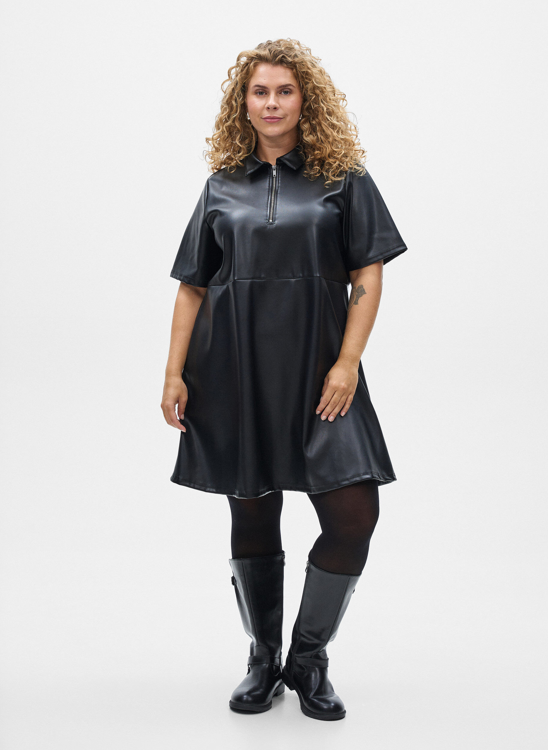 Zizzi Lyhyt mekko tekonahasta A-linjaisella leikkauksella, Musta, Model image number 1