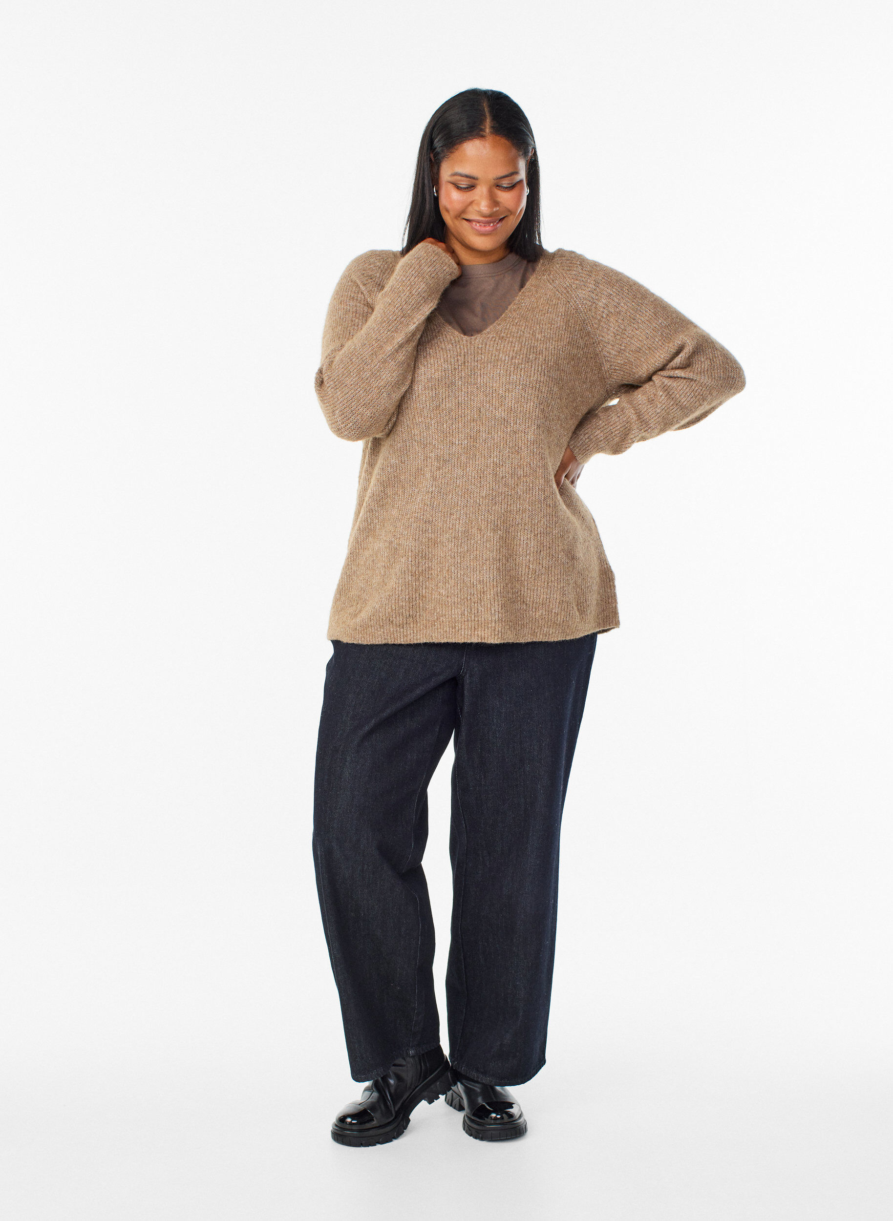 Zizzi Neulepusero v-p&auml;&auml;ntiell&auml; ja raglanhihoilla, Ruskea, Model image number 1