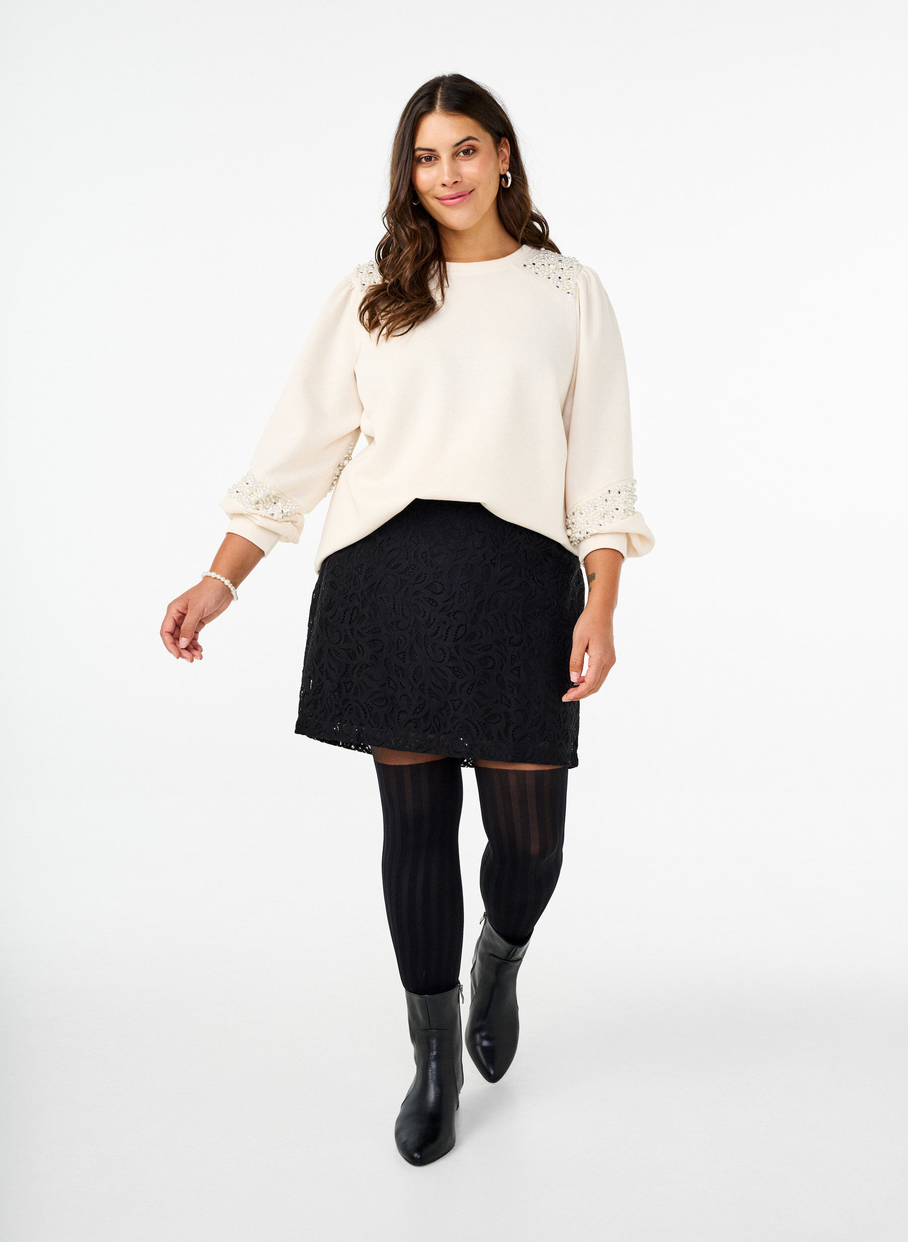 Zizzi Helposti yhdistelt&auml;v&auml; collegepaita helmiyksityiskohdilla, Buttercream, Model image number 3