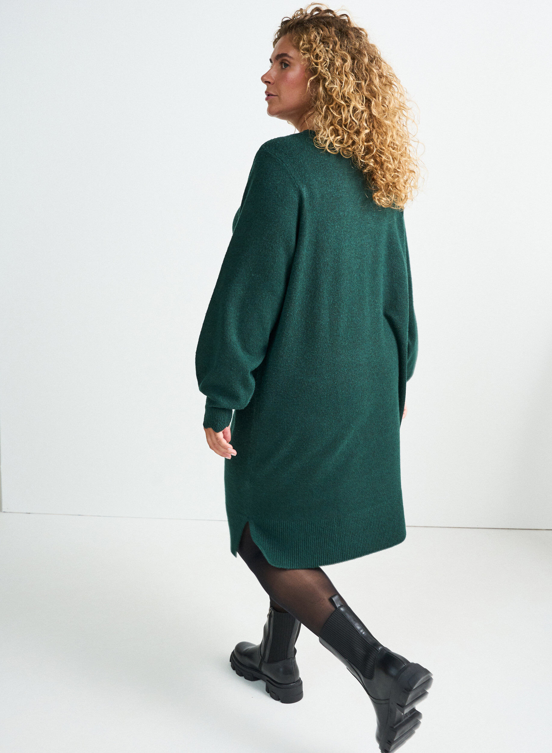 ZizziLyhyt neulemekko aaltoilevalla helmalla ja halkioilla, Vihre&auml;, Model image number 1