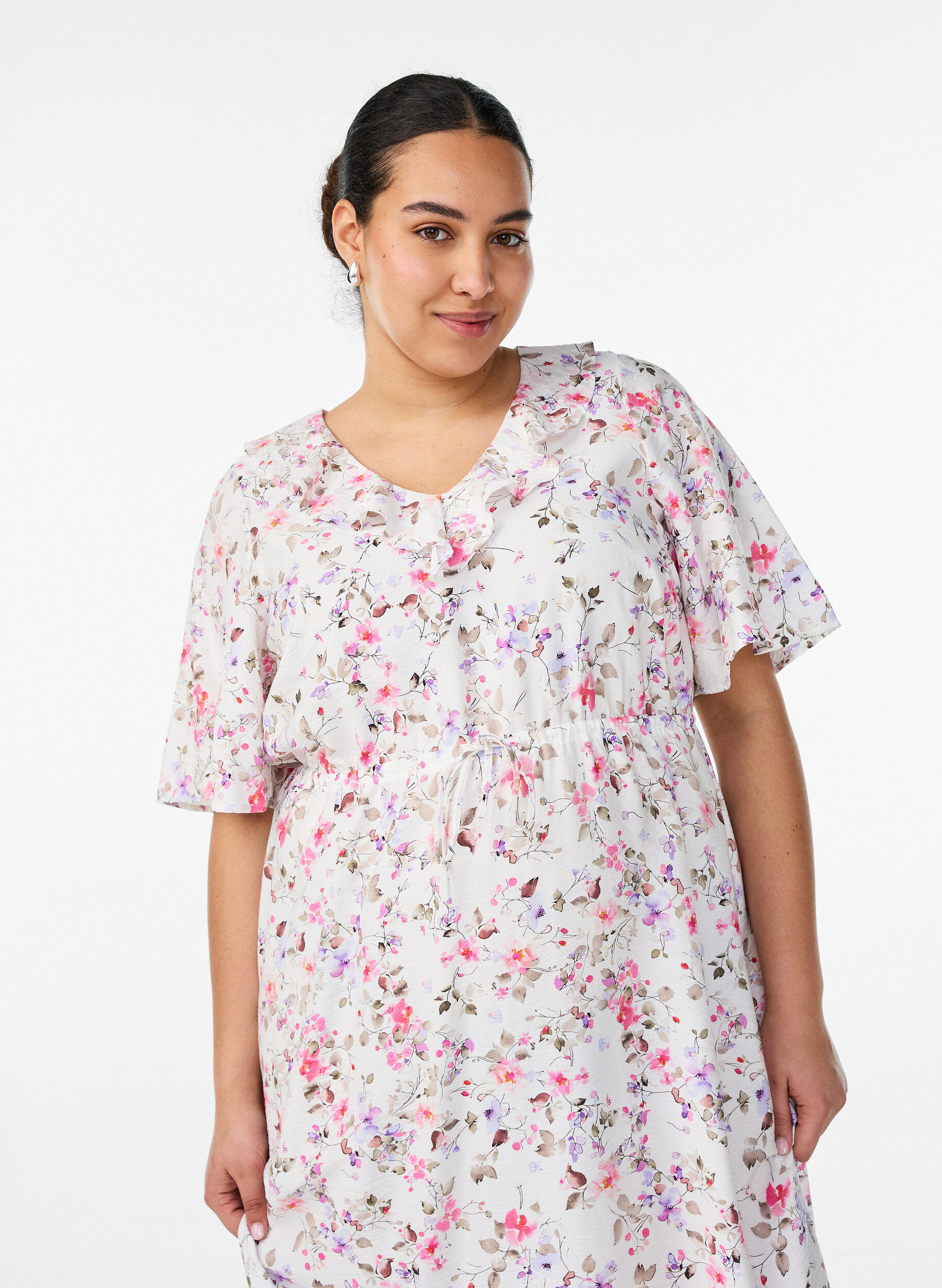 ZizziViskoosi midi-mekko kukkaprintill&auml; ja r&ouml;yhel&ouml;kaulus, Vanilja, Model image number 2