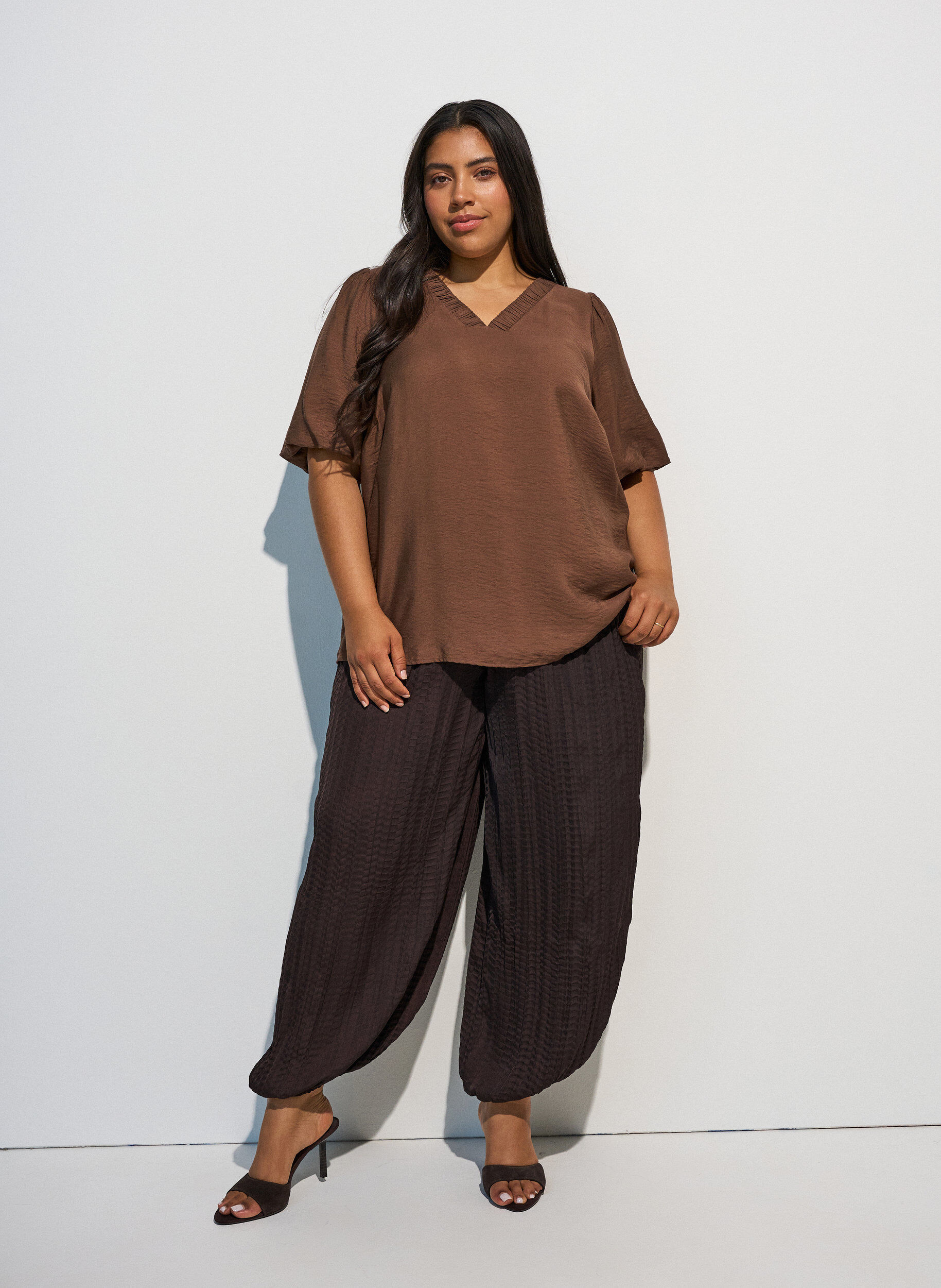 ZizziPusero pallohihoilla ja V-p&auml;&auml;ntiell&auml;, Ruskea, Model image number 1