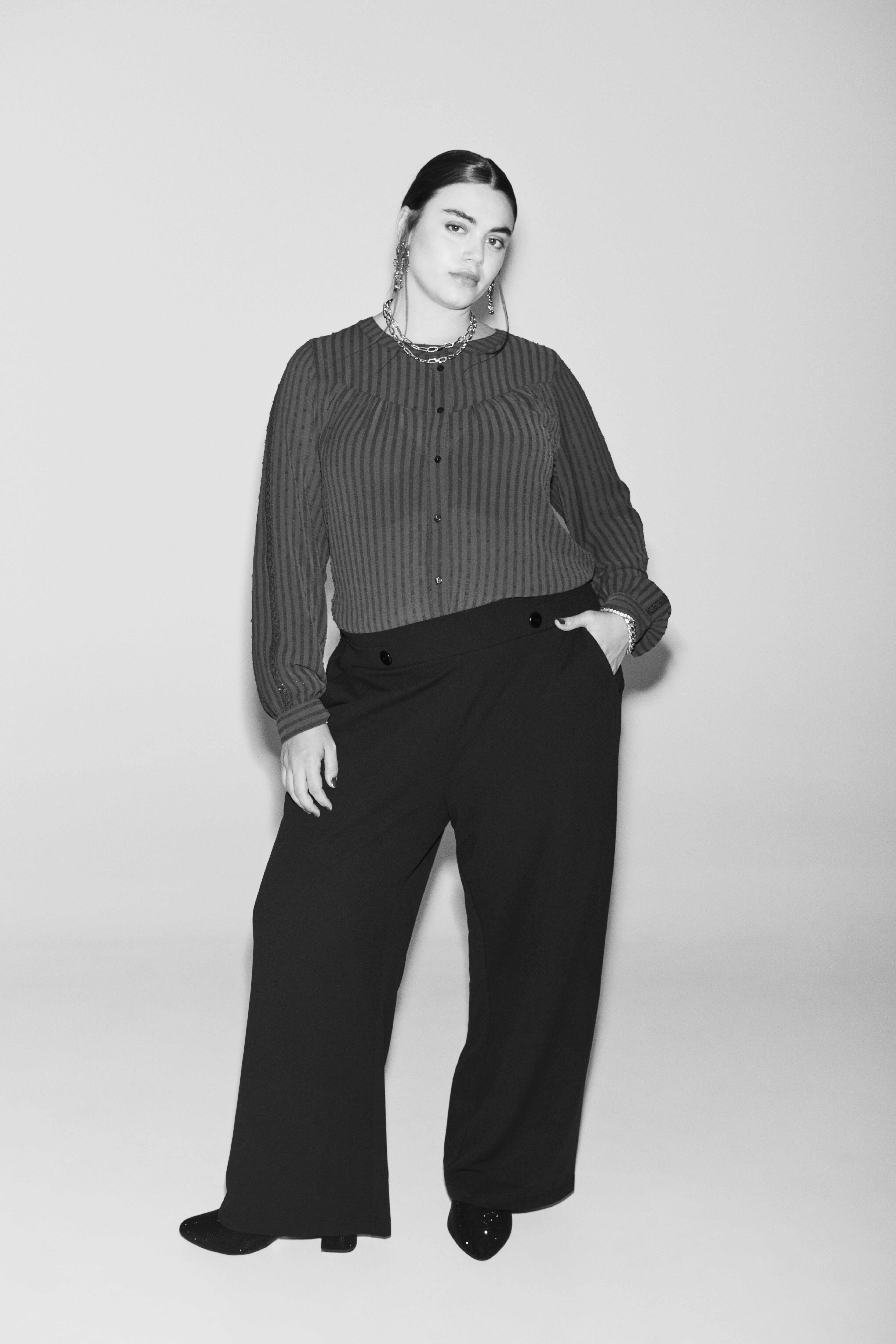 Paita, jossa on brodeerausyksityiskohtia, , Model