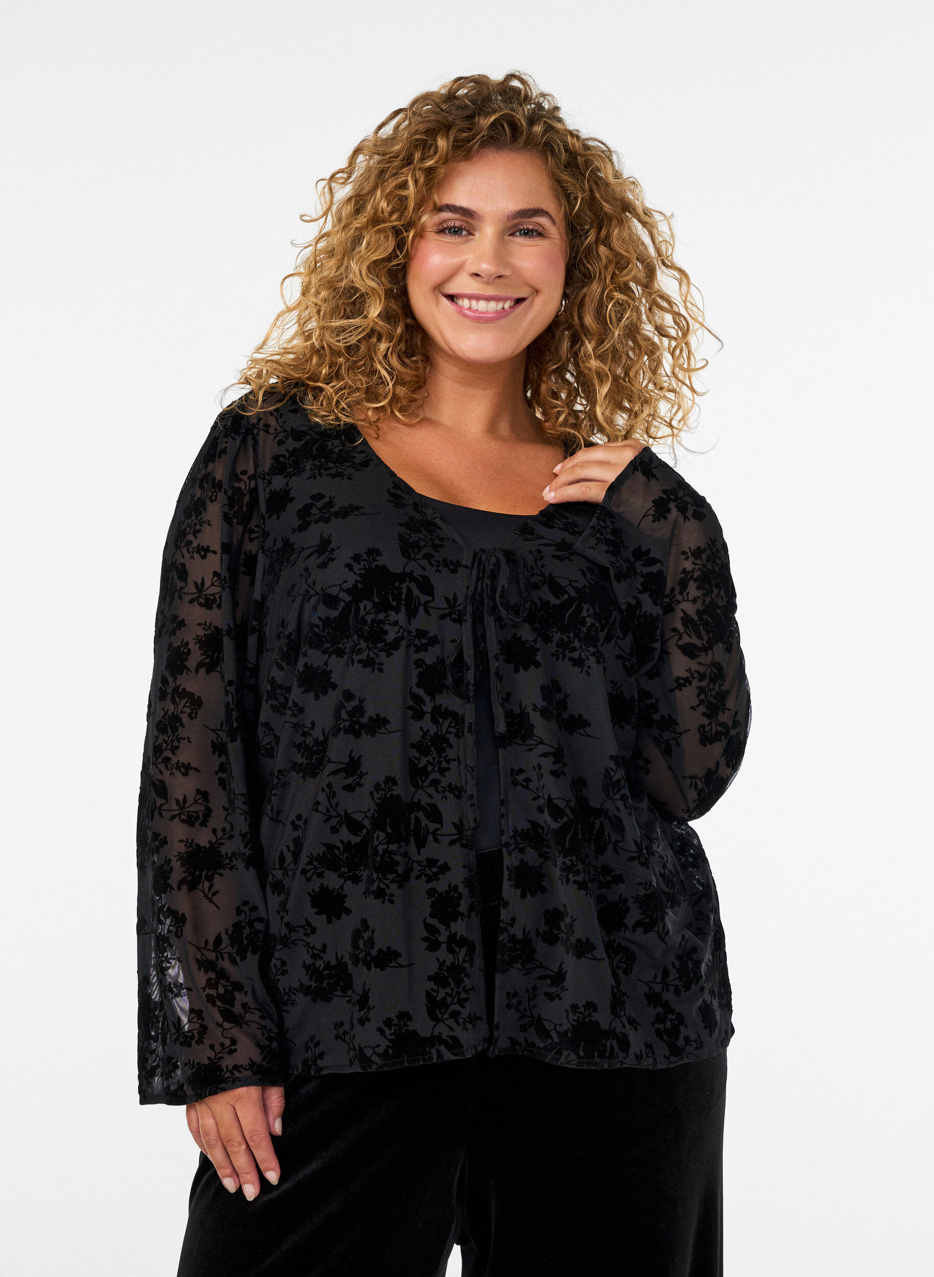 ZizziVerkkopusero kukkakuviolla ja avoimella etuosalla, Musta, Model image number 0