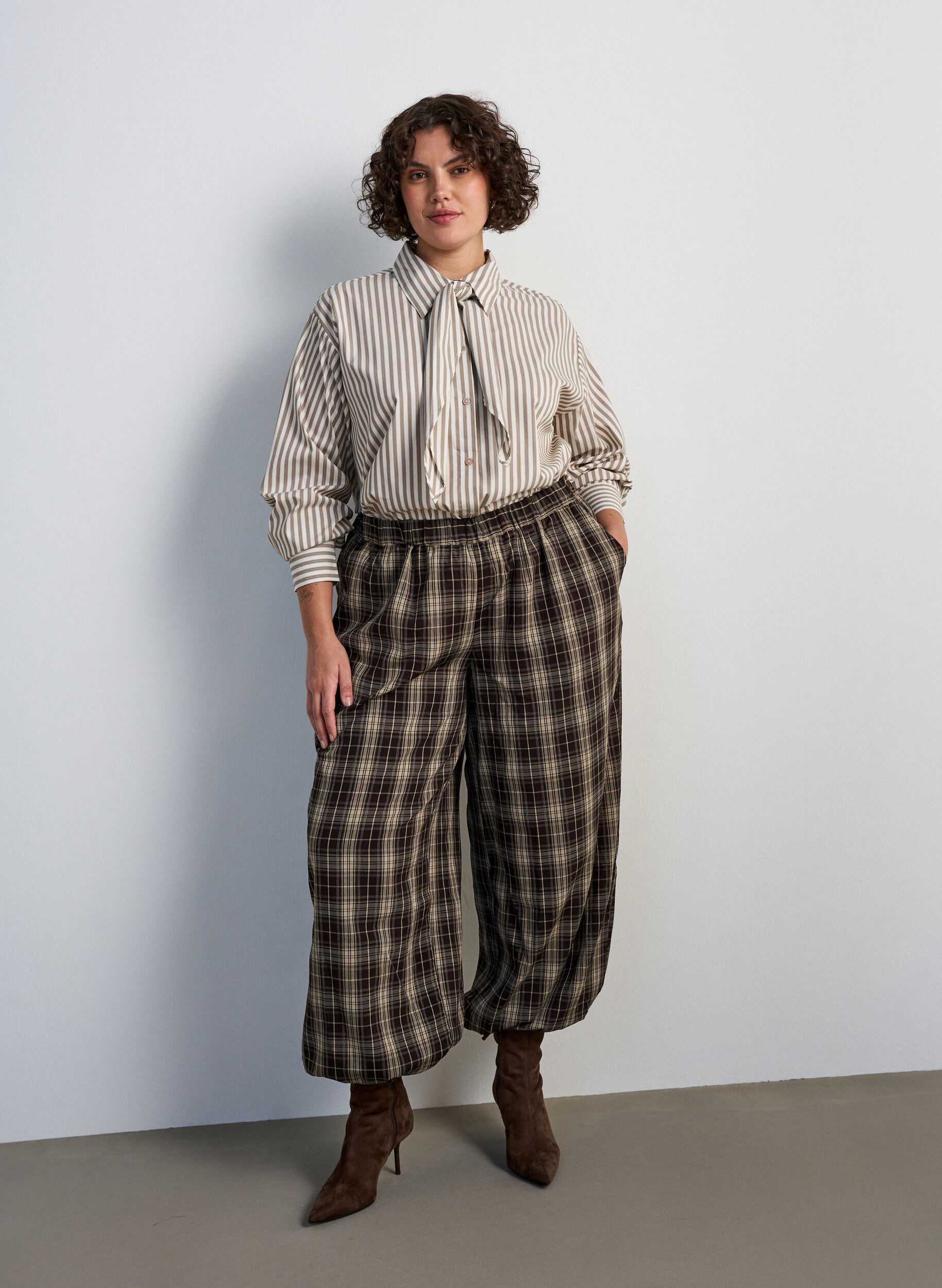 ZizziRaidallinen paita irrotettavalla kaulanauhalla, Beige, Model image number 1