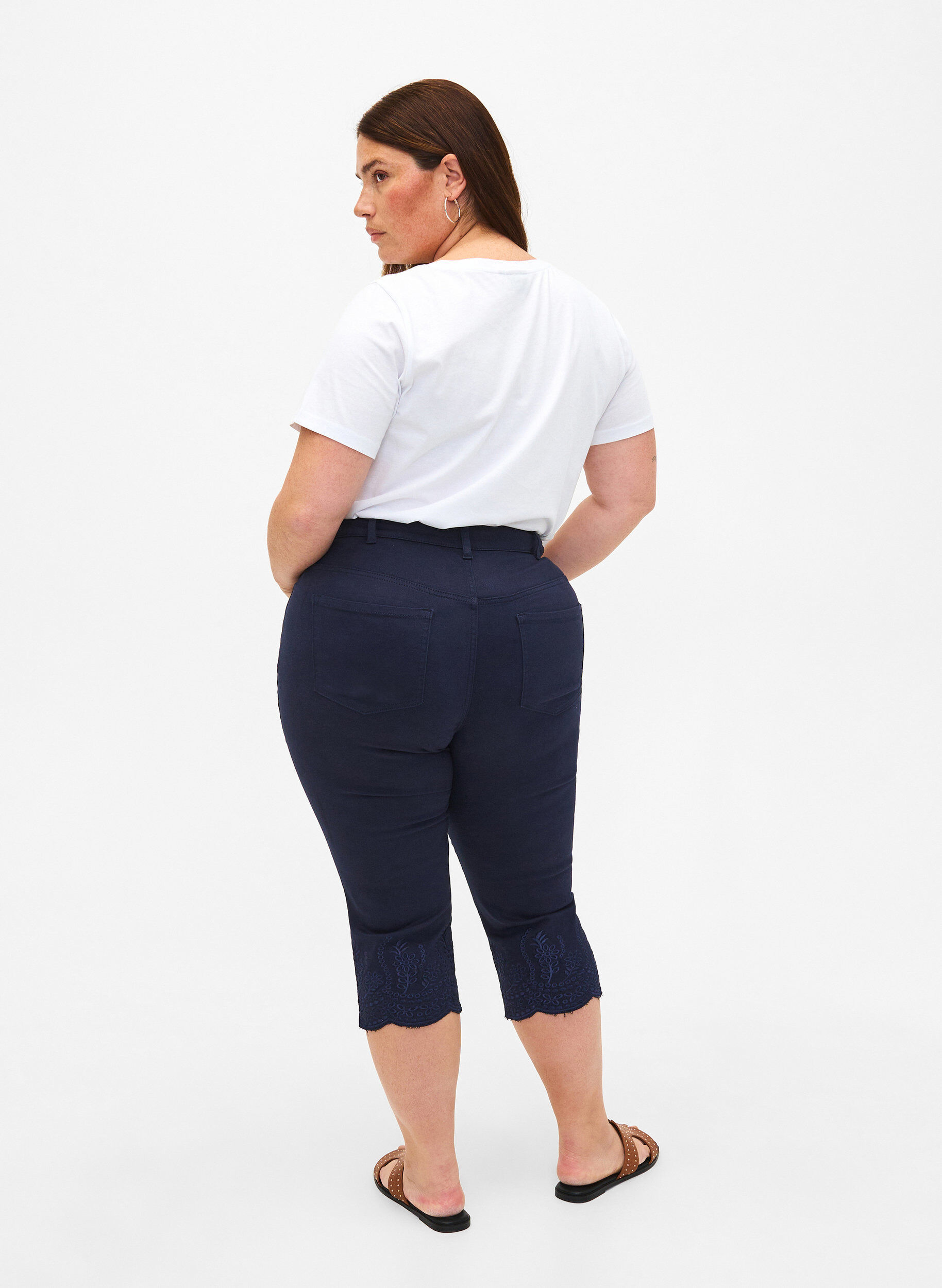 Zizzi Korkeavy&ouml;t&auml;r&ouml;iset v&auml;lj&auml;t polvihousut englantilaisella kirjailulla, Night Sky, Model image number 1