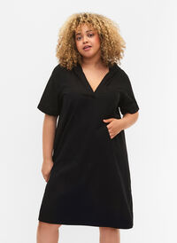Puuvillan ja pellavan sekoitteesta valmistettu hupullinen mekko, Black, Model
