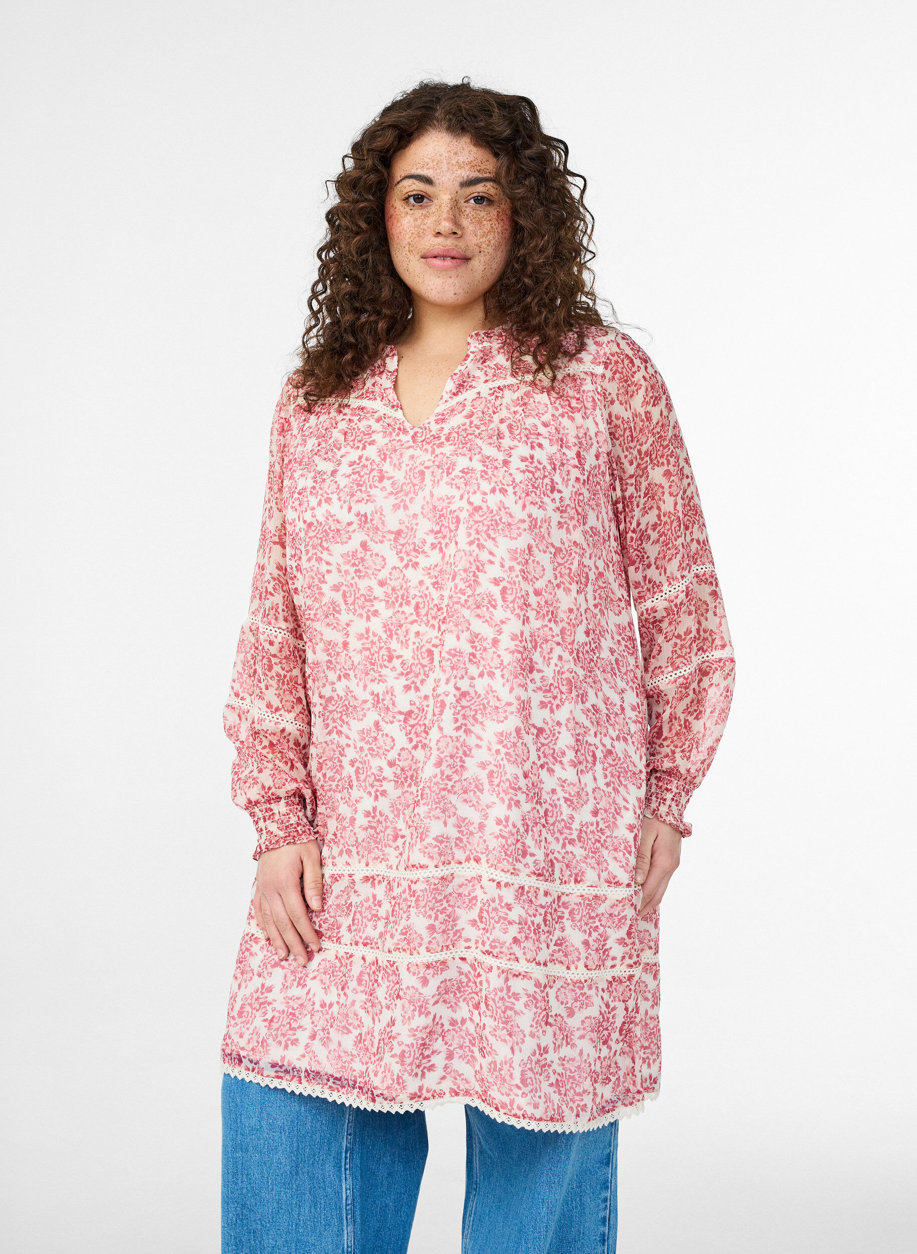 Zizzi Lyhyt sifonkimekko virkkausdetaljeilla, Vaaleanpunainen, Model image number 2