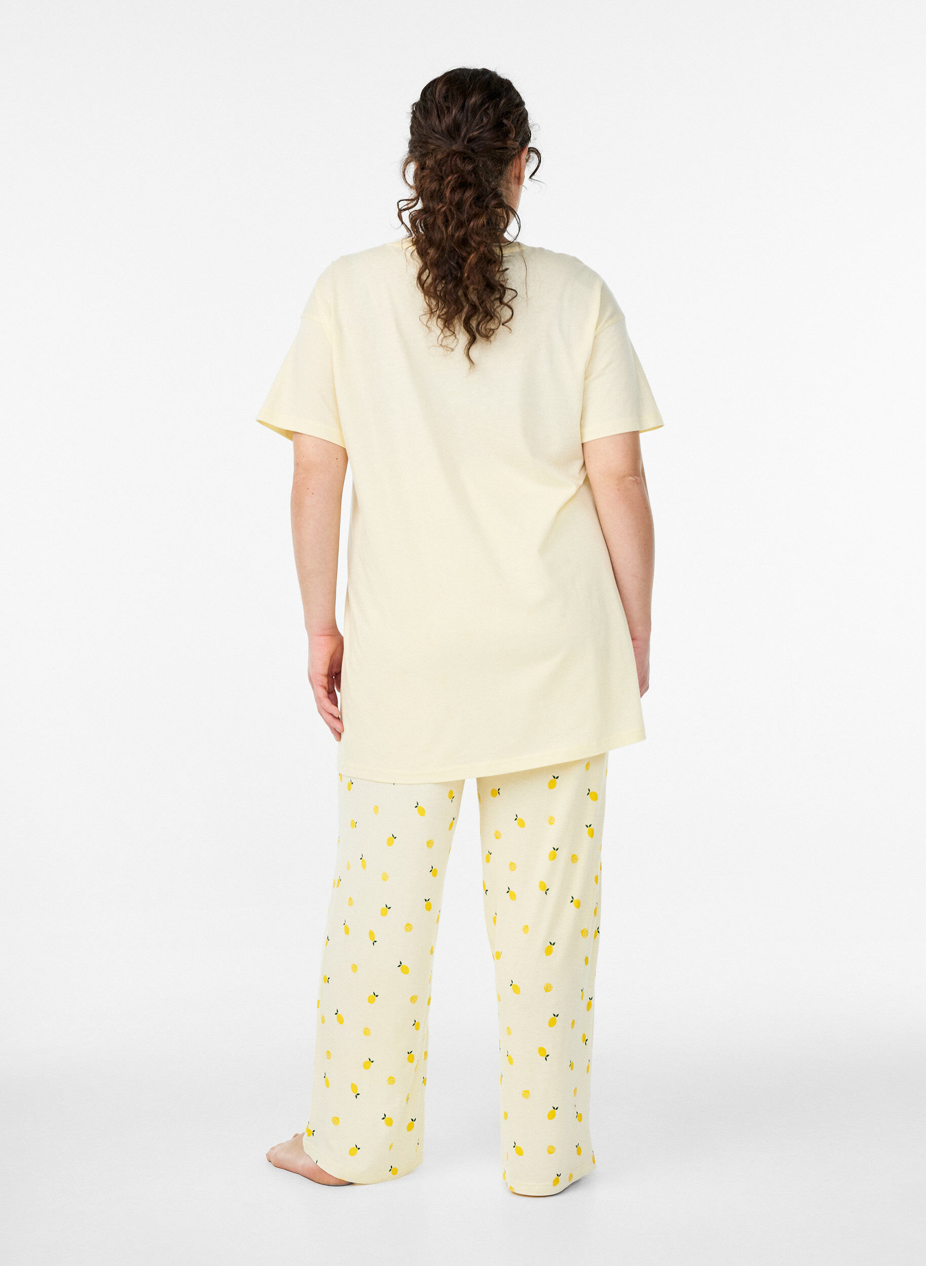 ZizziPyjamahousut pehme&auml;st&auml; jersey-materiaalista, korkea vy&ouml;t&auml;r&ouml; ja hedelm&auml;kuosi, Keltainen, Model image number 1
