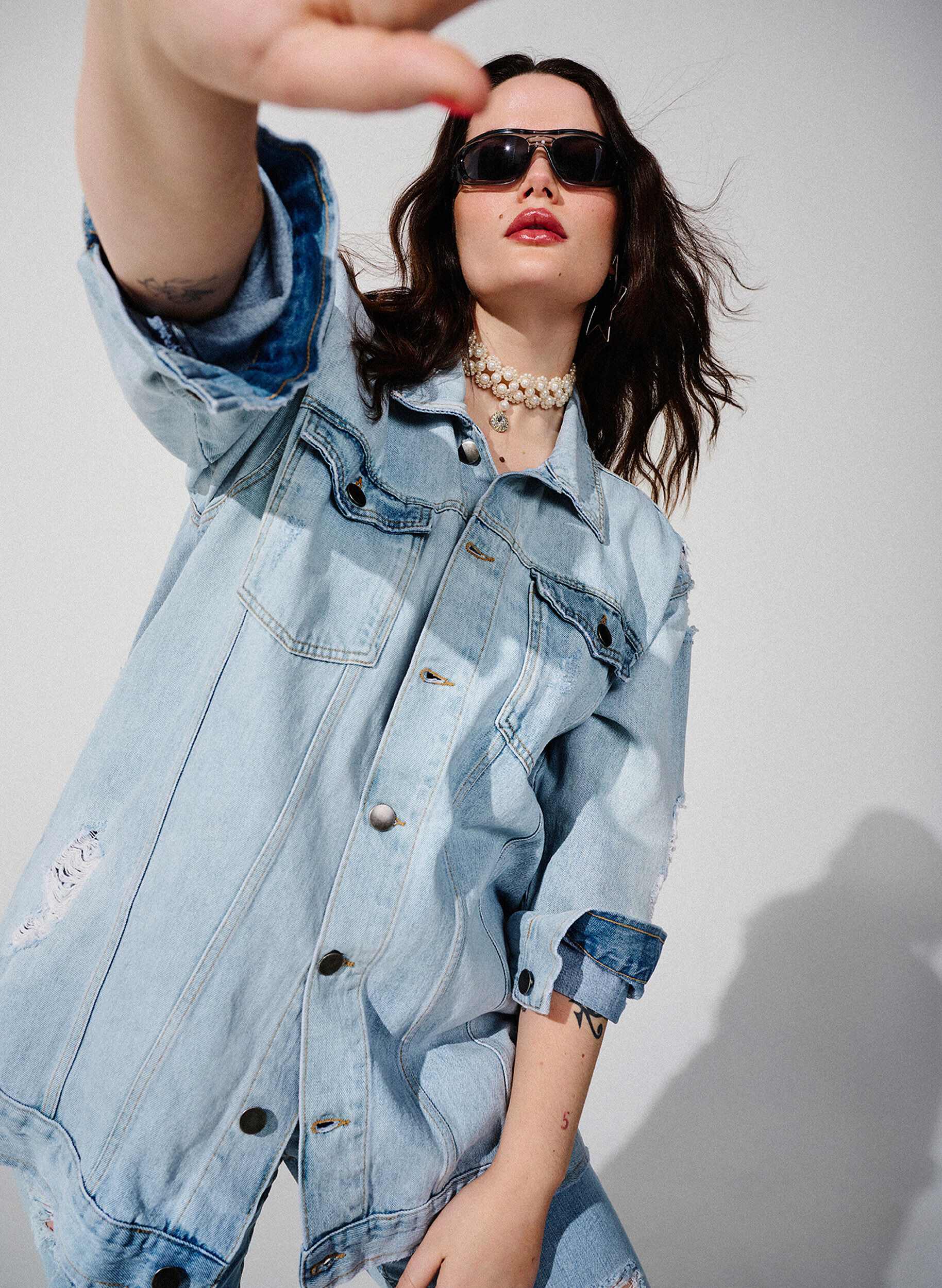 Zizzi V&auml;lj&auml; farkkutakki kulutuksilla, Light blue denim, Image image number 0