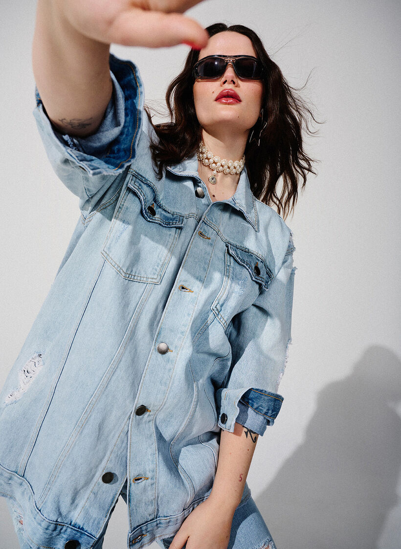 Väljä farkkutakki kulutuksilla, Light blue denim, Image image number 0