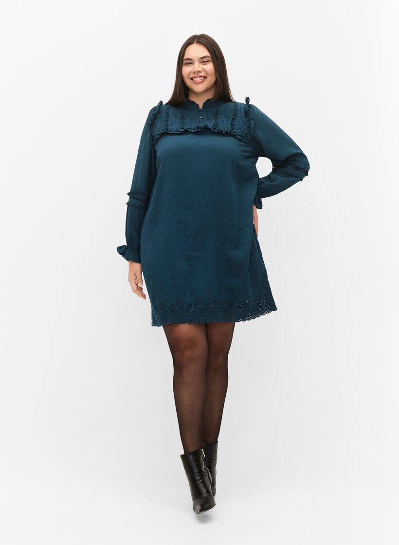 Viskoosimekko, jossa on broderie anglaise - ja röyhelökoristeita., Reflecting Pond, Model image number 3