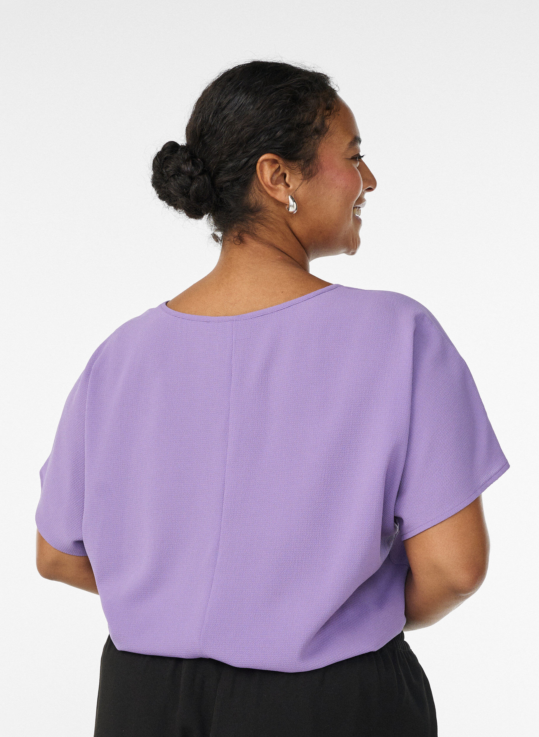 ZizziPusero lyhyill&auml; hihoilla ja py&ouml;re&auml;ll&auml; p&auml;&auml;ntiell&auml;, Violetti, Model image number 2