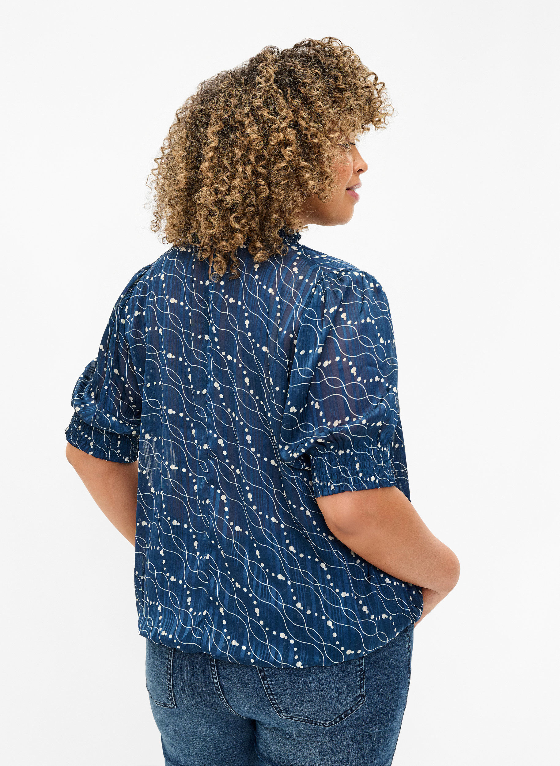 Zizzi Lyhythihainen painokuvioitu smokkirypytetty pusero, Dress Bl. Swirl AOP, Model image number 1