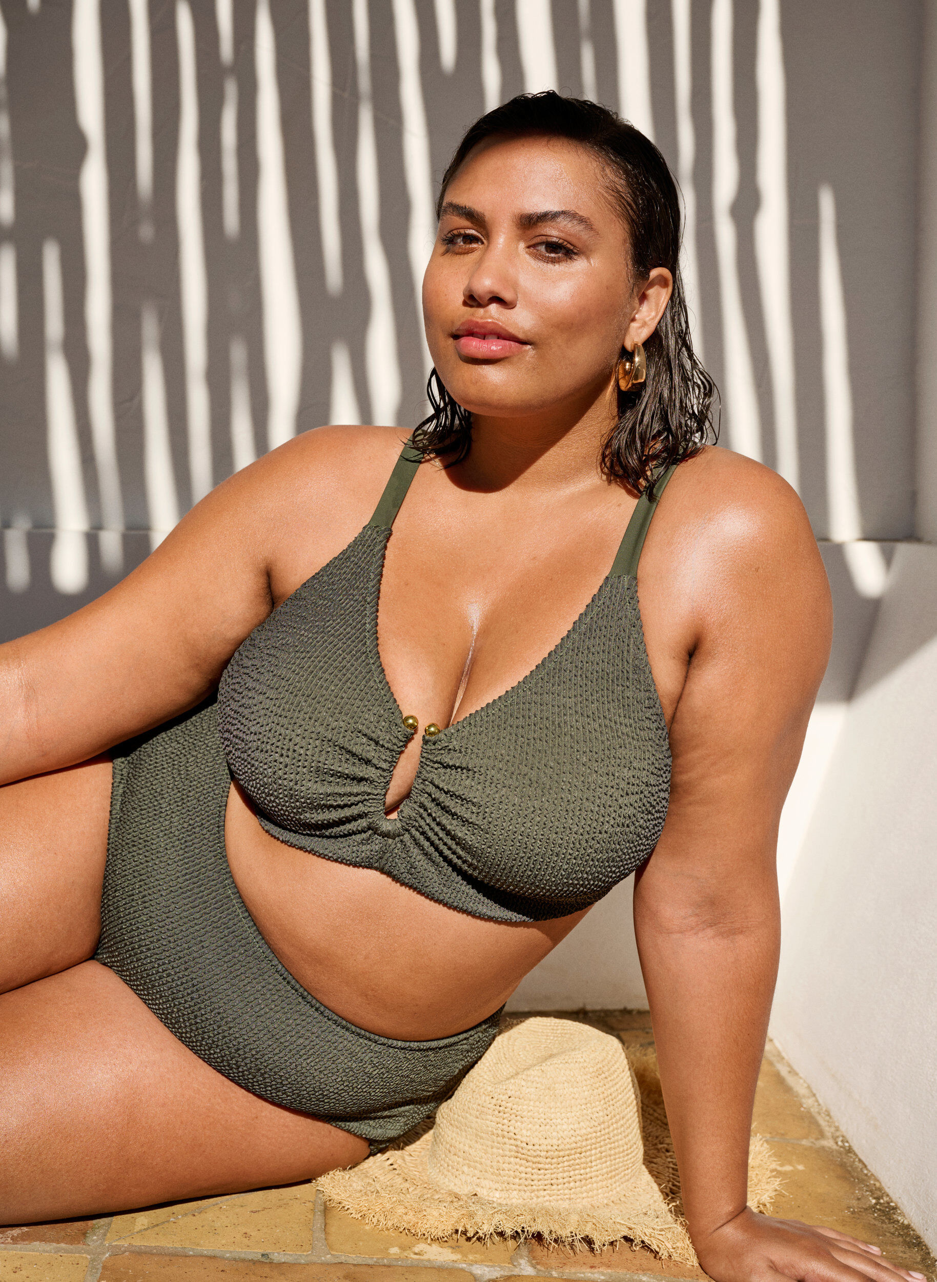 Zizzi Bikinihousut tekstuurilla ja korkealla vy&ouml;t&auml;r&ouml;ll&auml;, Vihre&auml;, Image image number 0