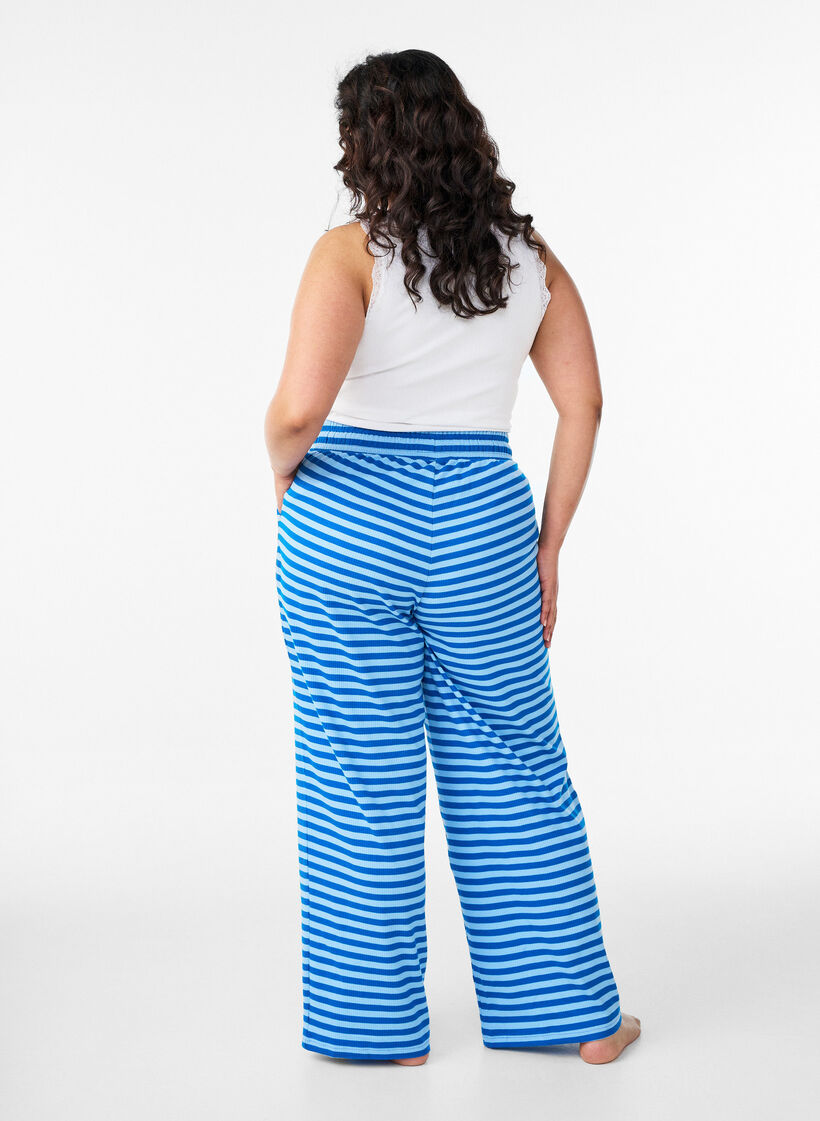 Raidalliset pyjamahousut korkealla vy&ouml;t&auml;r&ouml;ll&auml; ja leveill&auml; lahkeilla, Sininen, Model image number 1