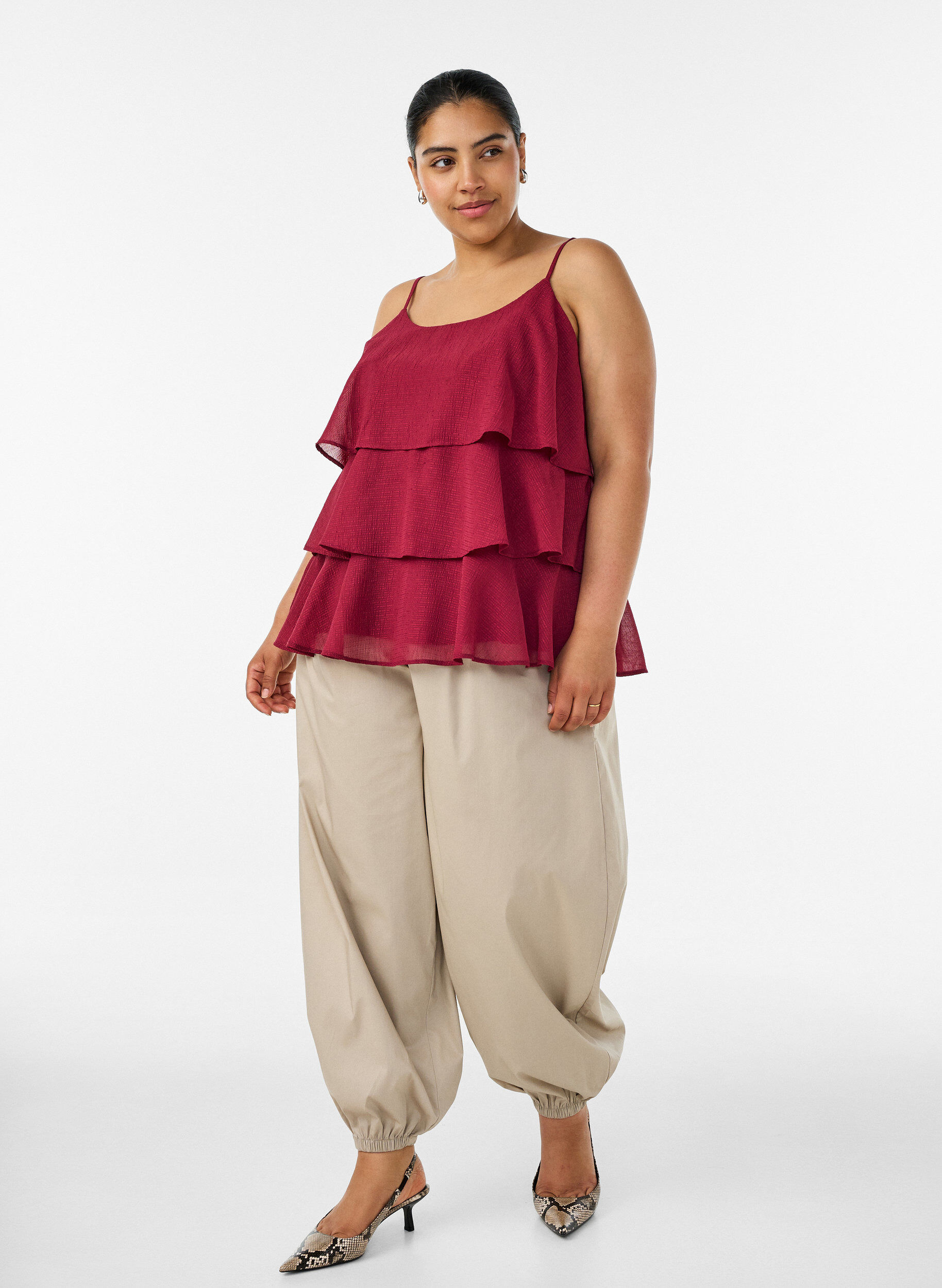 Ilmapallohousut taskuilla ja joustavalla vy&ouml;t&auml;r&ouml;ll&auml;, Beige, Model