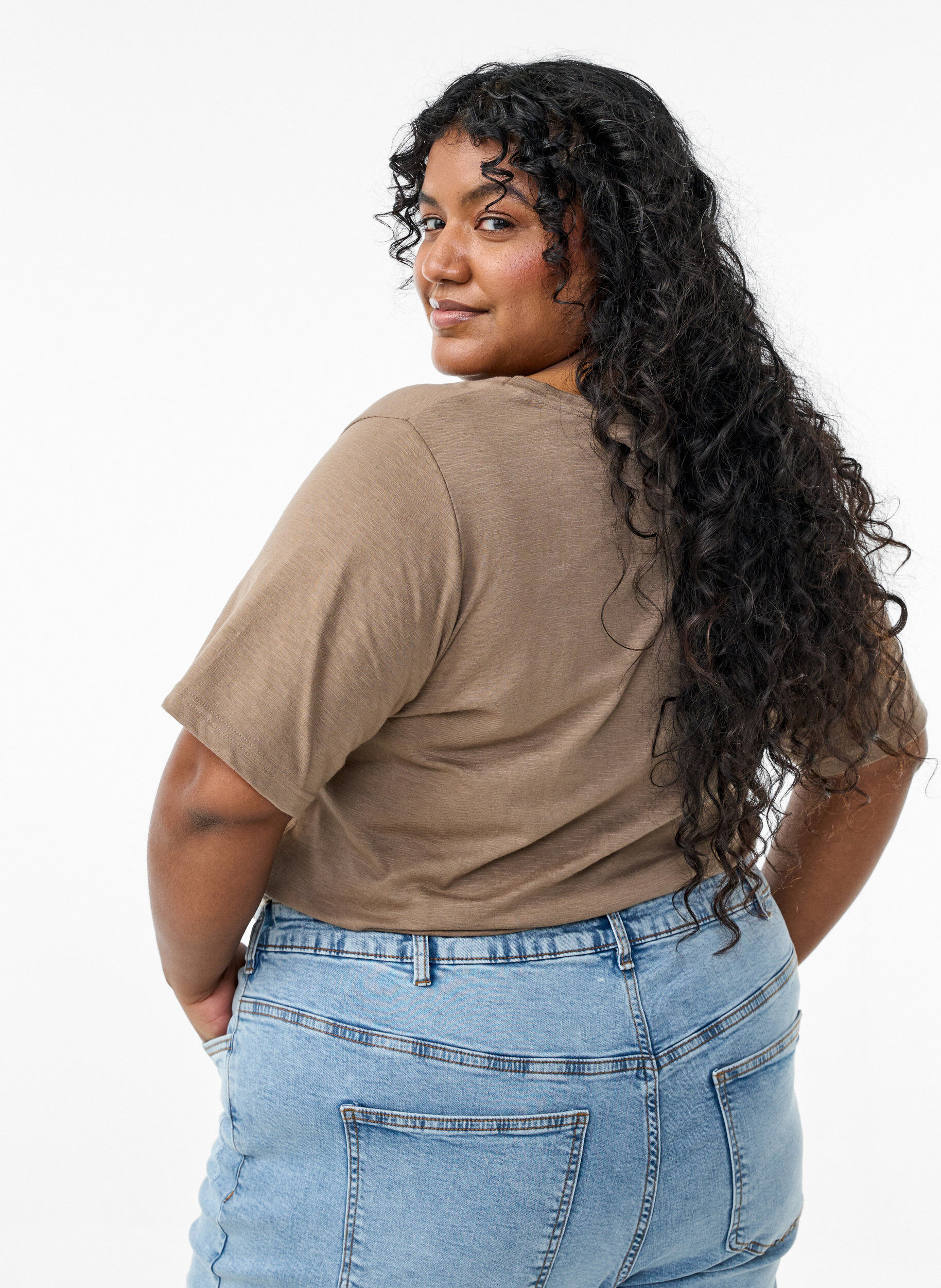 Zizzi Lyhythihainen perus t-paita v-p&auml;&auml;ntiell&auml;, Ruskea, Model image number 2