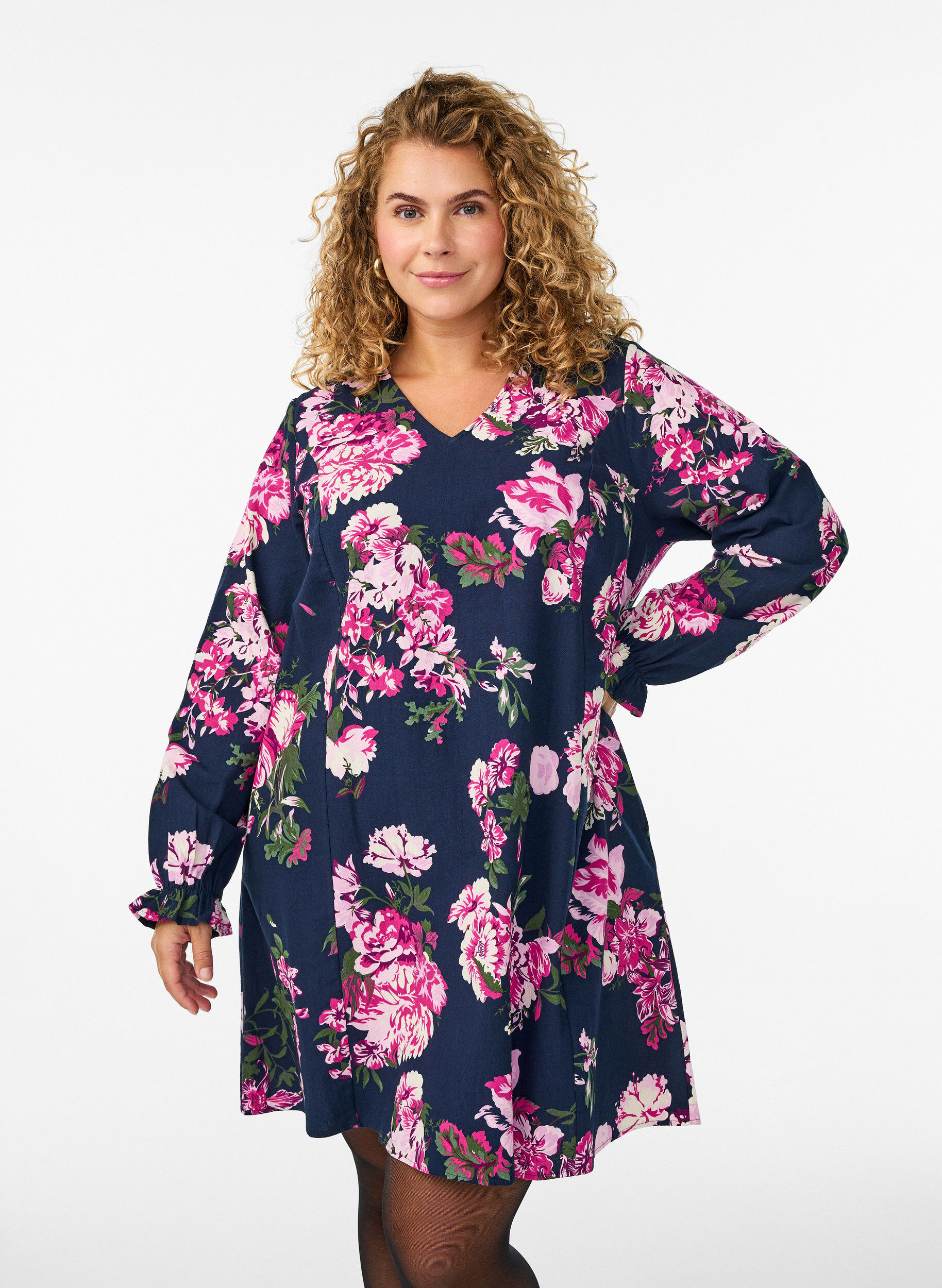 Lyhyt puuvillamekko V-p&auml;&auml;ntiell&auml; ja pitkiss&auml; hihoissa, Sininen, Model