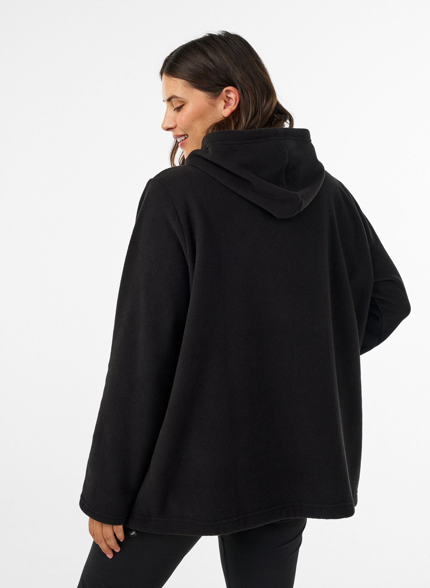 ZizziFleece-huppari korkealla kauluksella ja brodeeratulla tekstill&auml;, Musta, Model image number 2