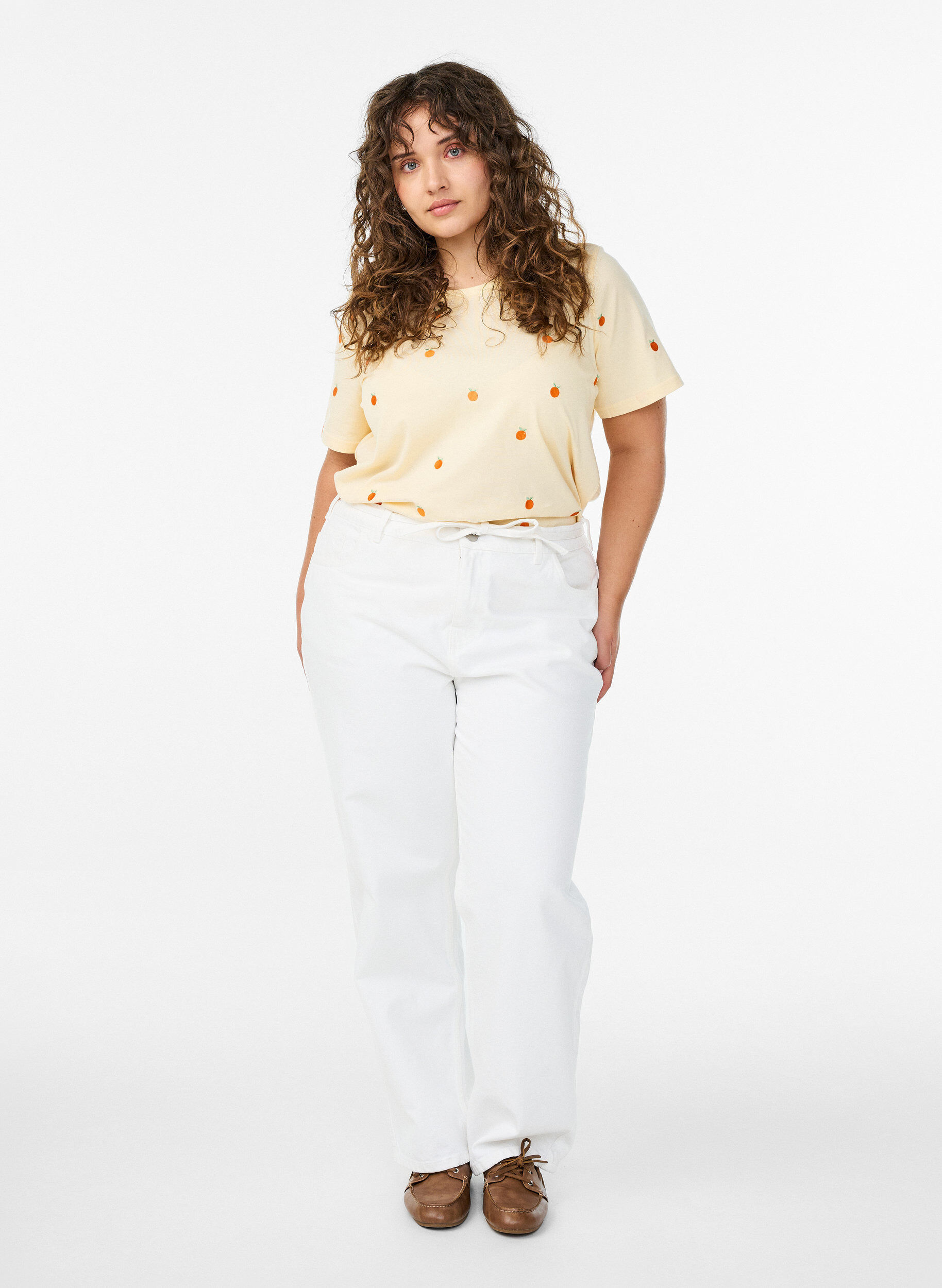 Zizzi Luomupuuvillainen T-paita kirjailuilla kuvioilla, Keltainen, Model image number 1