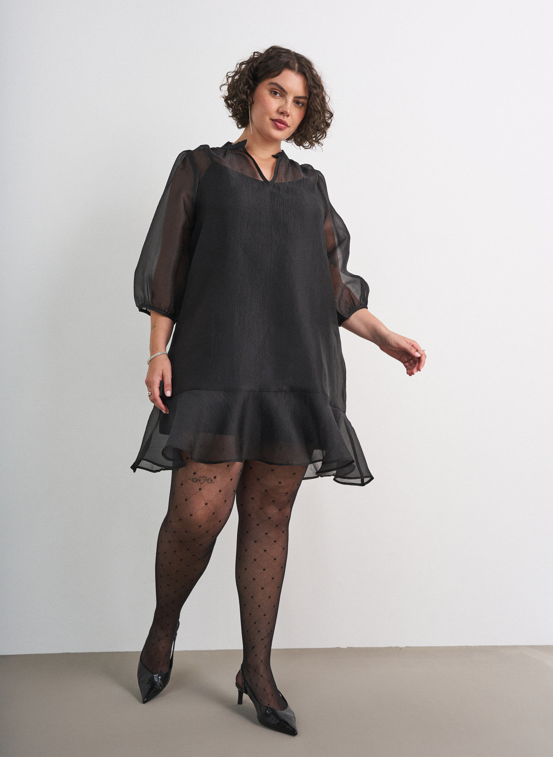 ZizziLyhyt organza-mekko r&ouml;yhel&ouml;helmalla, Musta, Model image number 1