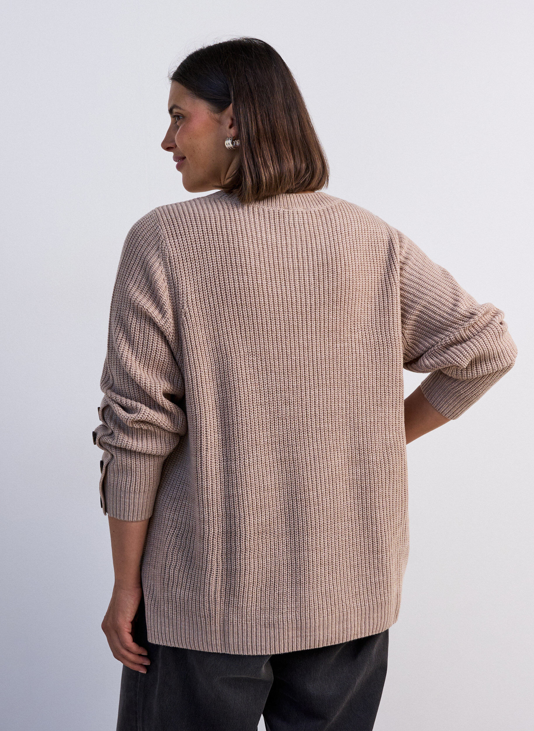 ZizziNeulepusero ribbineuloksella ja nappiyksityiskohdilla, Beige, Model image number 2