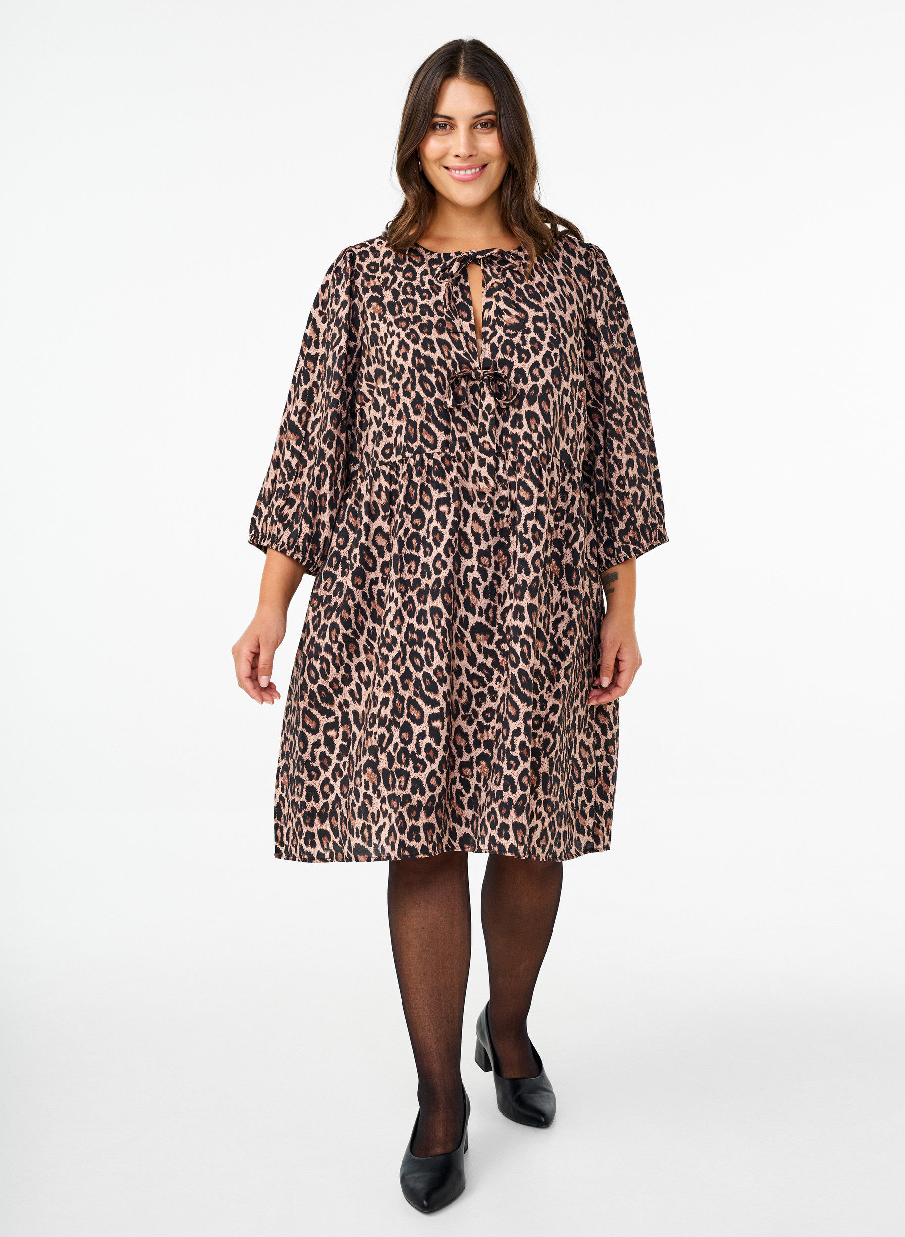 Zizzi Mekko ruseteilla ja 3/4-hihoilla, LEO AOP, Model image number 3