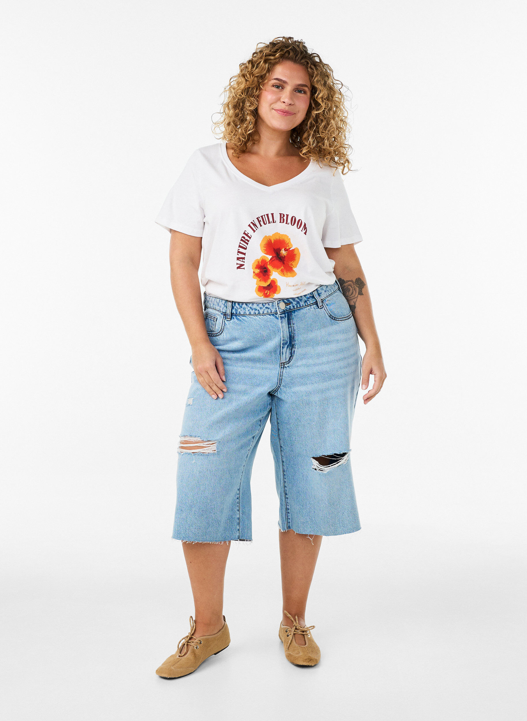 ZizziPuuvillainen T-paita etuprintill&auml; ja V-p&auml;&auml;ntiell&auml;, Valkoinen, Model image number 1