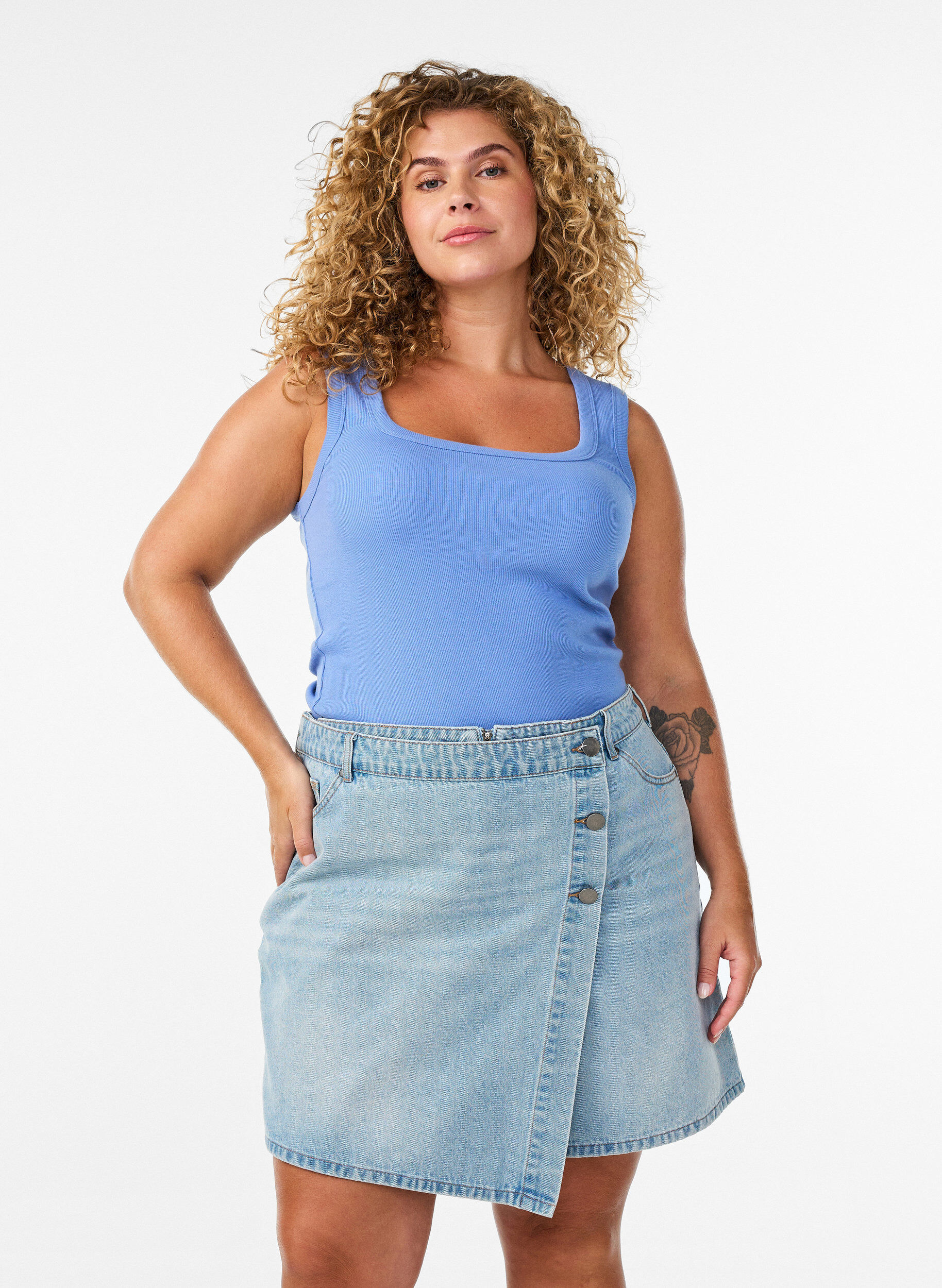 ZizziDenimskortsit kietaisuefektill&auml; ja korkealla vy&ouml;t&auml;r&ouml;ll&auml;, Sininen, Model image number 0