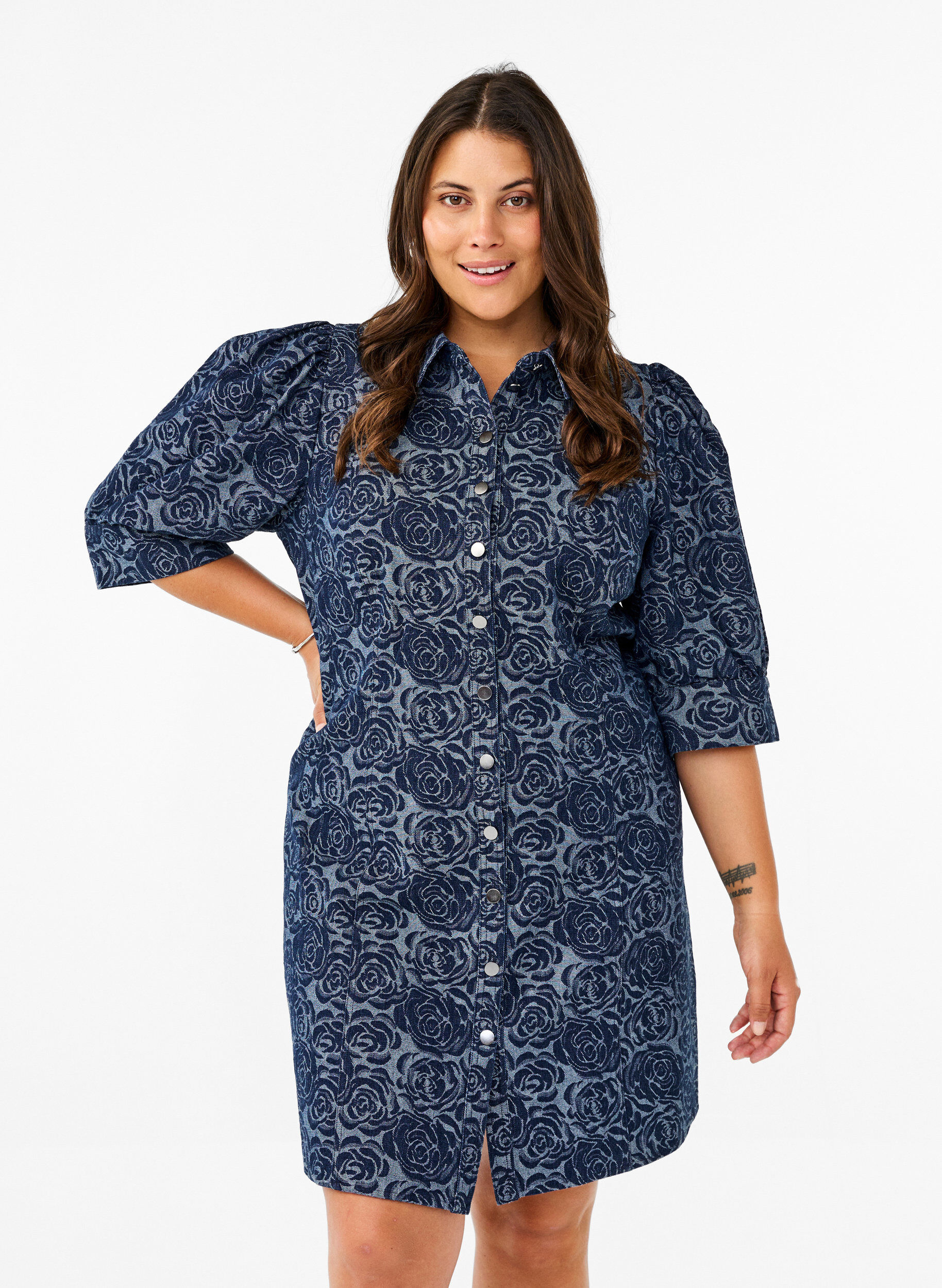 Zizzi Lyhyt farkkupaitamekko ruusukuviolla, Denim Rose AOP, Model image number 0