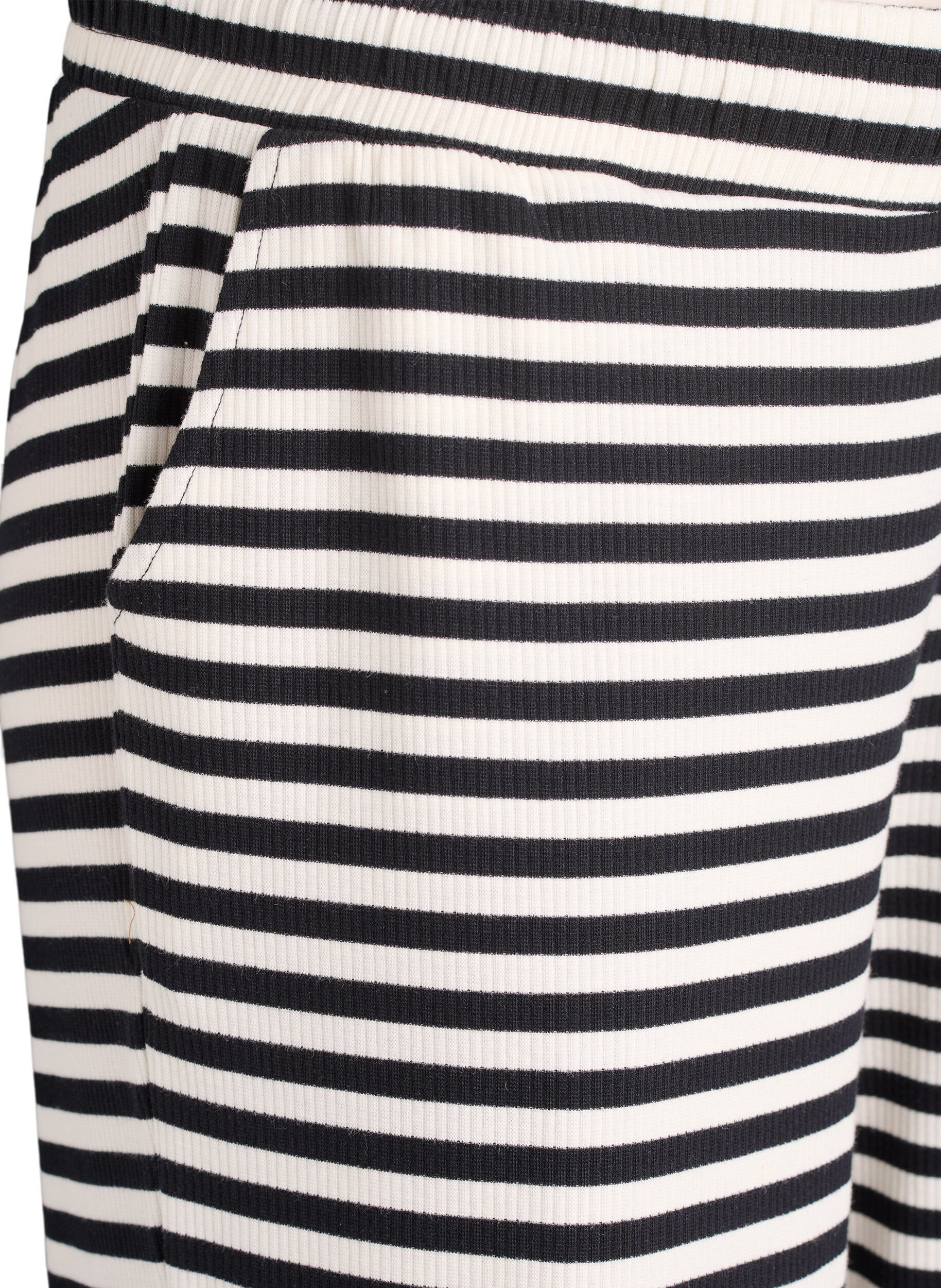 ZizziRaidalliset pyjamahousut korkealla vy&ouml;t&auml;r&ouml;ll&auml; ja leveill&auml; lahkeilla, Musta, Packshot image number 2