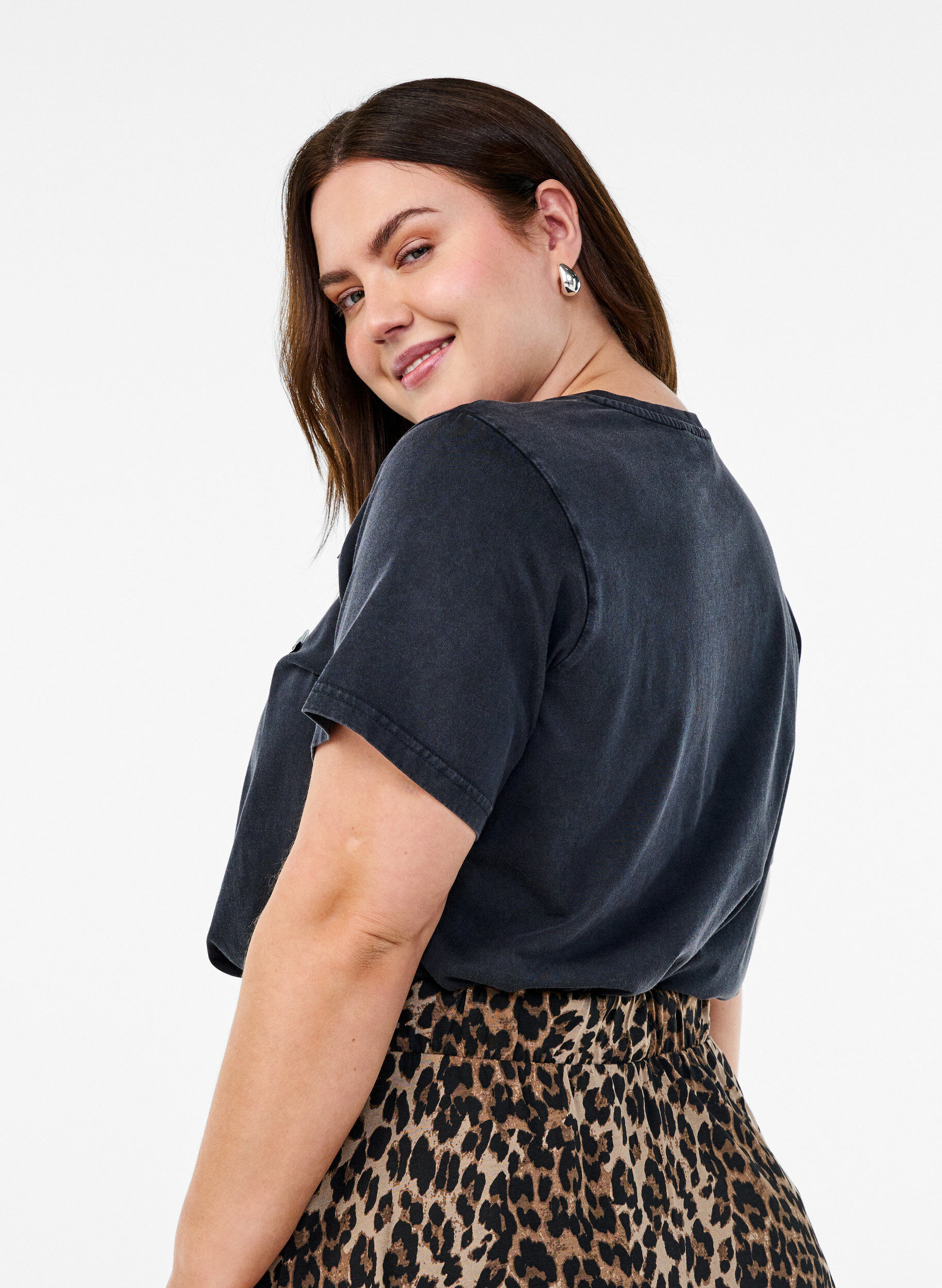 Zizzi T-paita pestyll&auml; ilmeell&auml; ja paljettikukilla, Harmaa, Model image number 2