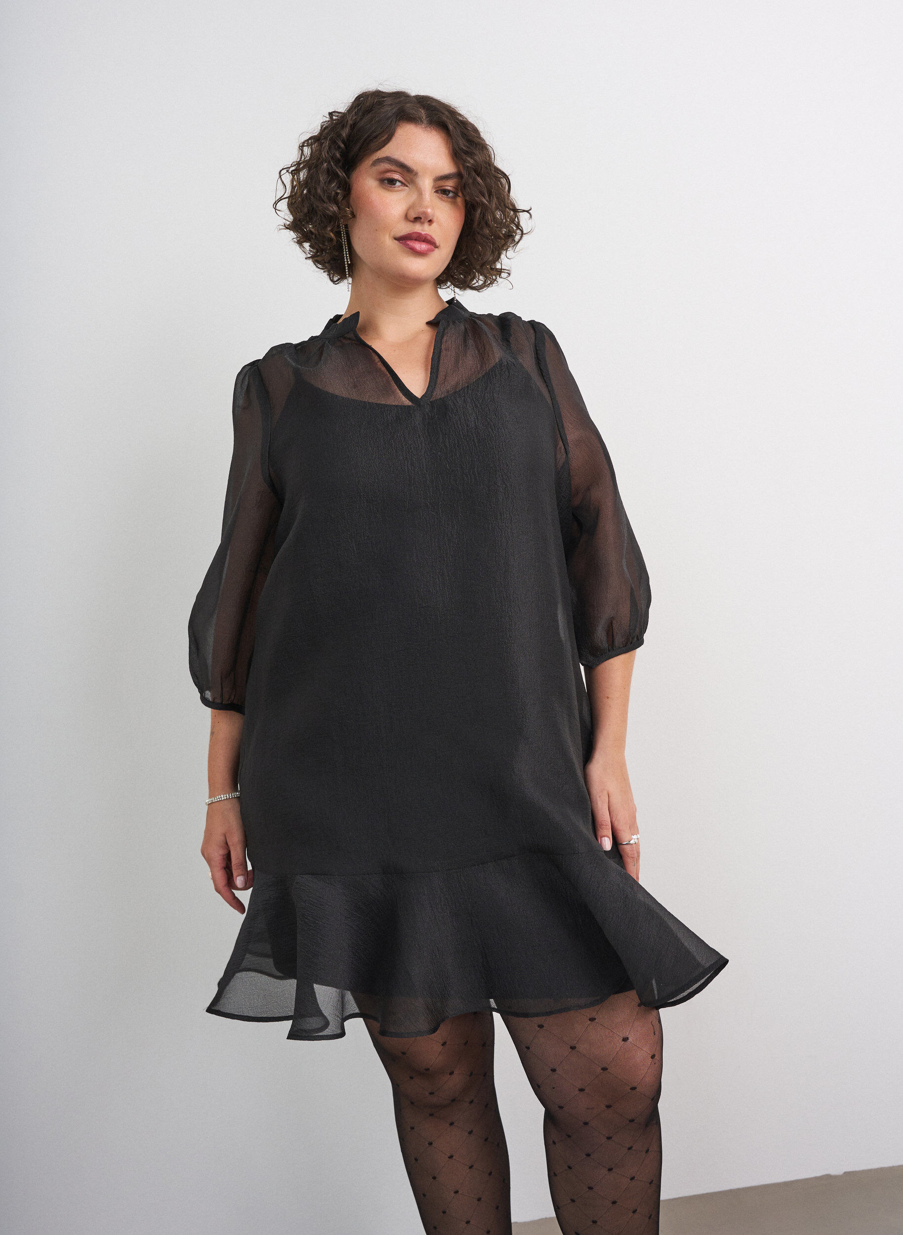 ZizziLyhyt organza-mekko r&ouml;yhel&ouml;helmalla, Musta, Model image number 0