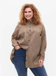 Ruudullinen paitapusero röyhelöillä, Brown Check, Model