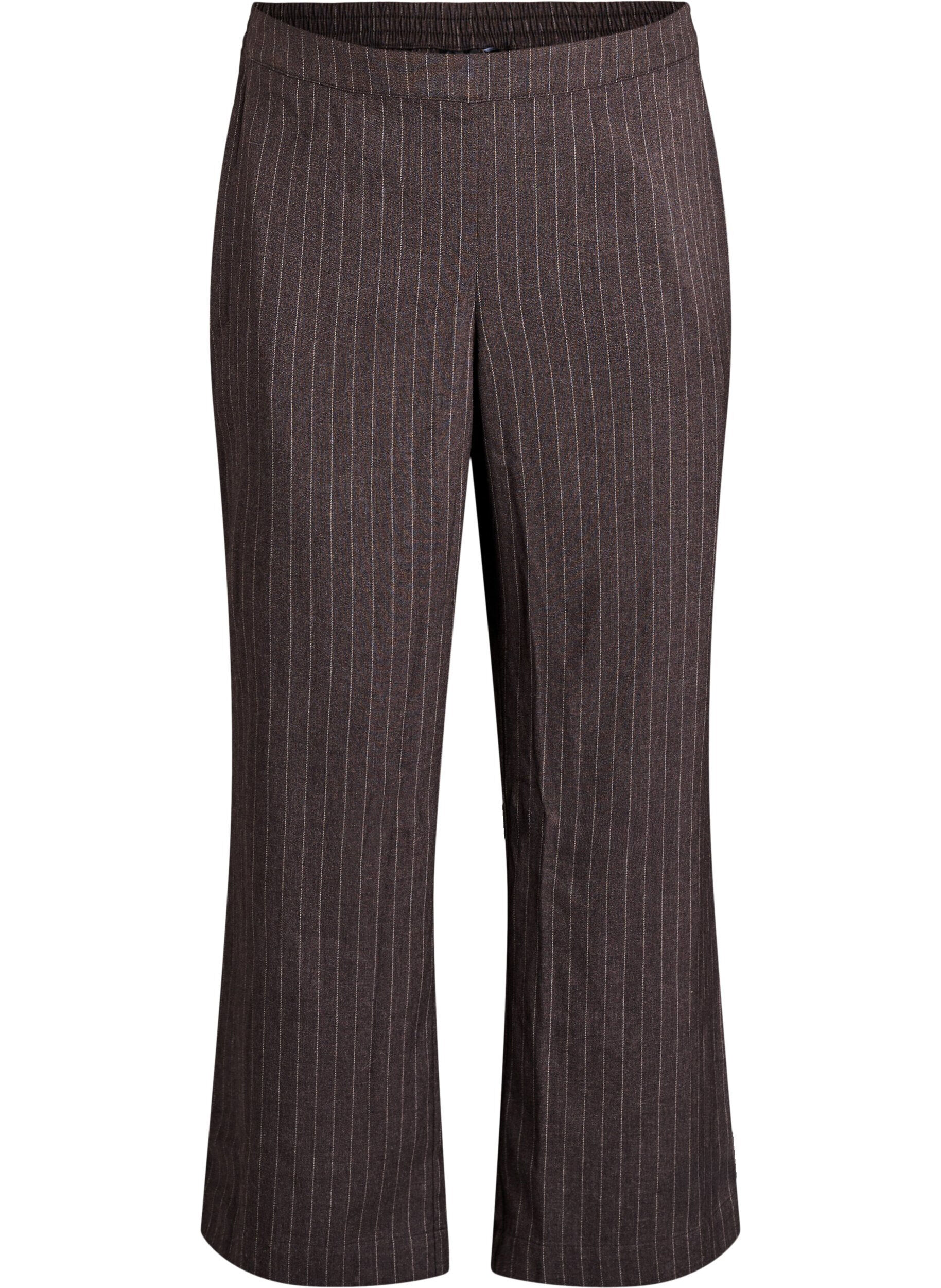 Leve&auml;lahkeiset housut korkealla vy&ouml;t&auml;r&ouml;ll&auml;