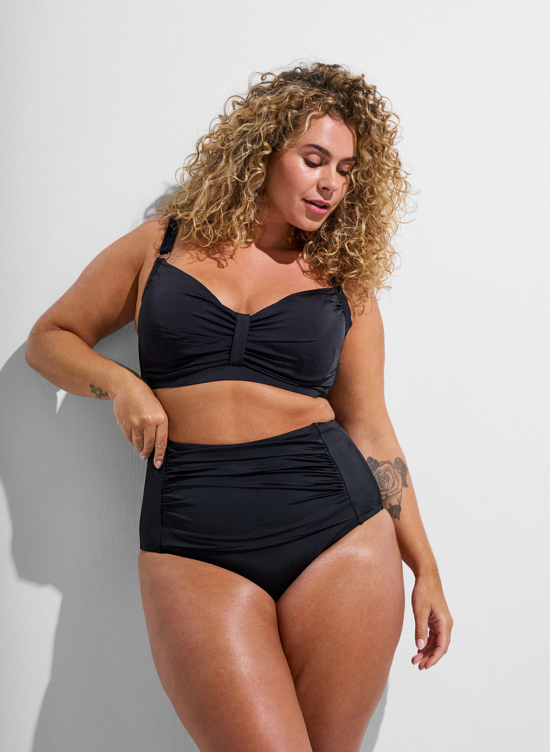Korkeavy&ouml;t&auml;r&ouml;inen bikinialaosa, Musta, Model