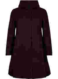 A-mallinen takki hupulla