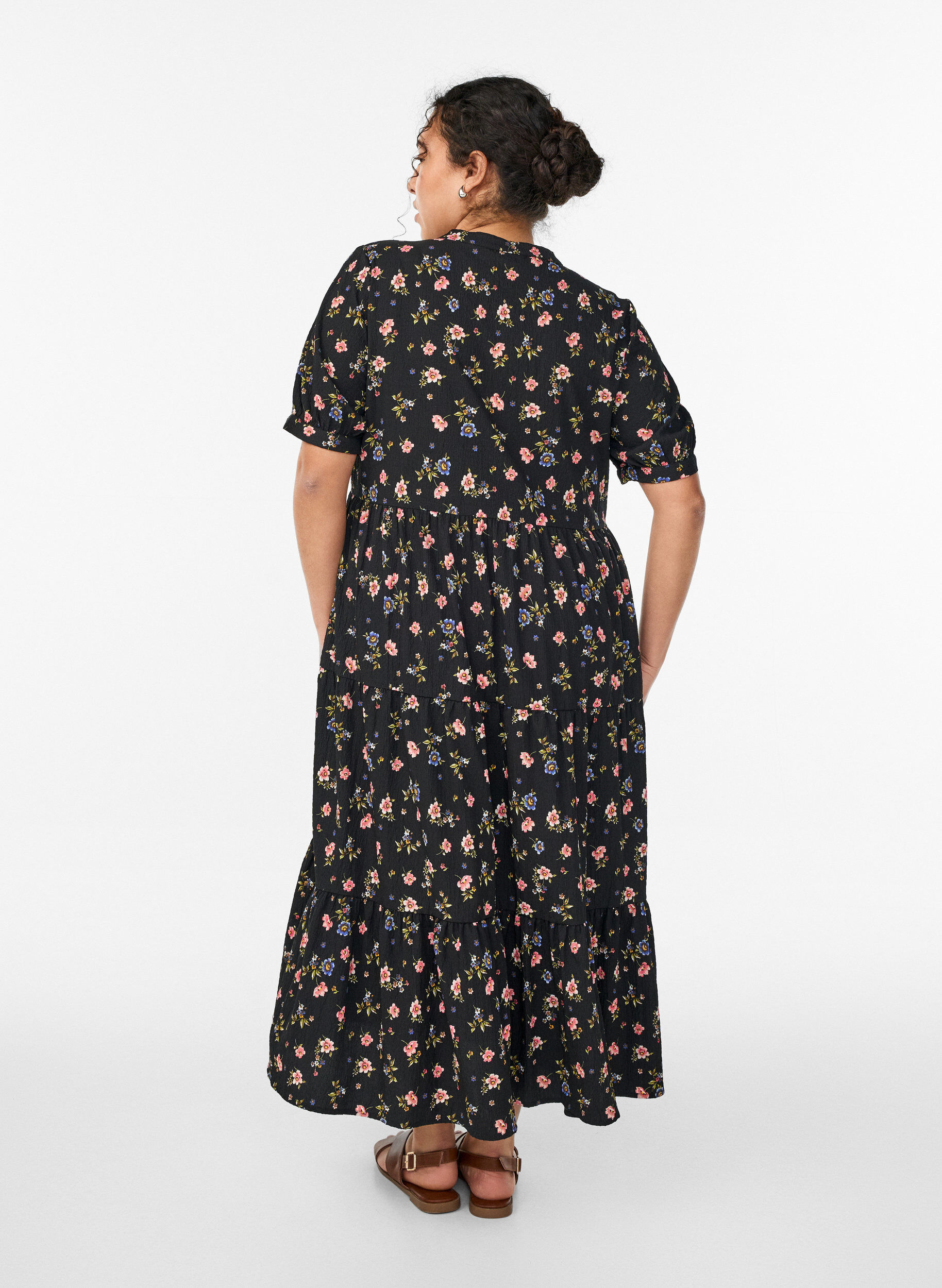 ZizziNilkkapituinen mekko lyhyill&auml; hihoilla ja kerroksellisilla r&ouml;yhel&ouml;ill&auml;, Musta, Model image number 1