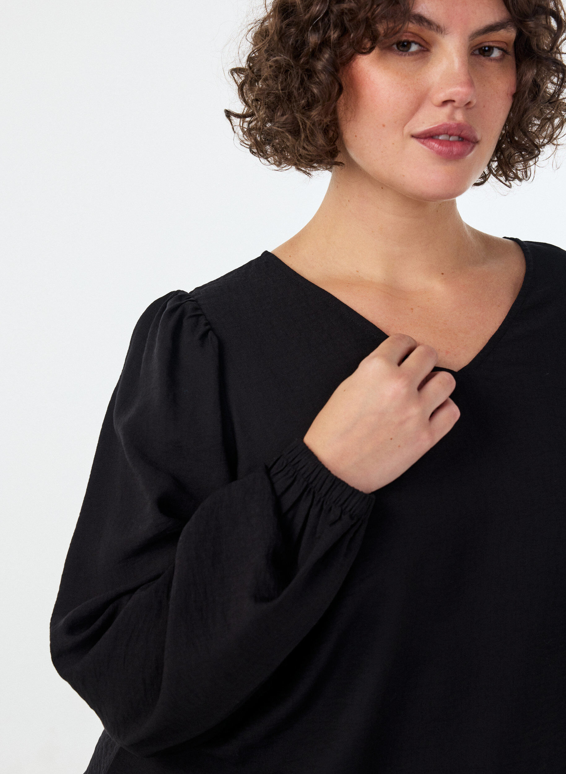 ZizziViskoosipusero V-p&auml;&auml;ntiell&auml; ja pallomaisella siluetilla, Musta, Model image number 3